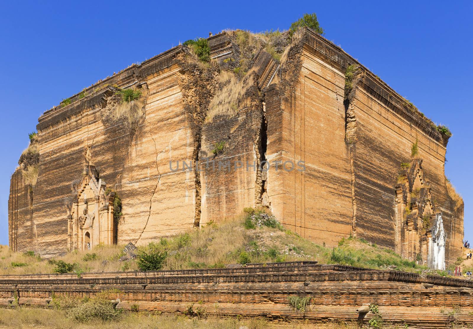 Ruined Pagoda in Mingun Paya / Mantara Gyi Paya  by cozyta