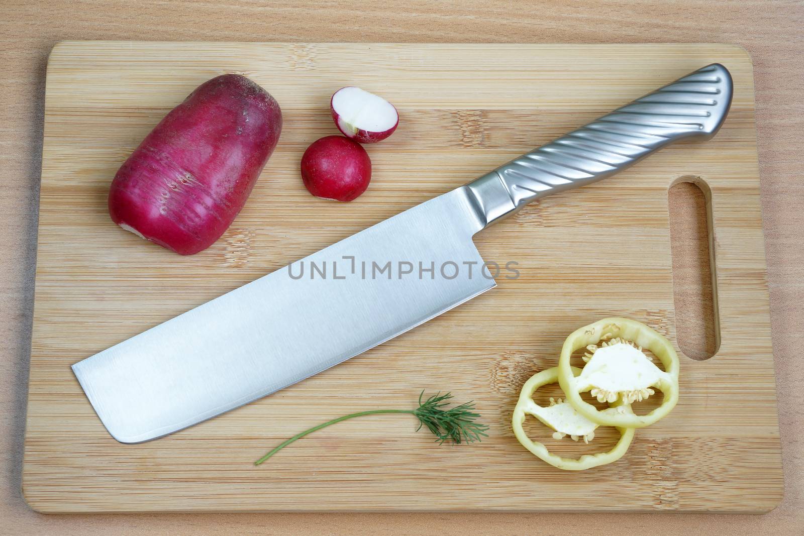 Specialized vegetable peeler for cutting of products on a chopping board