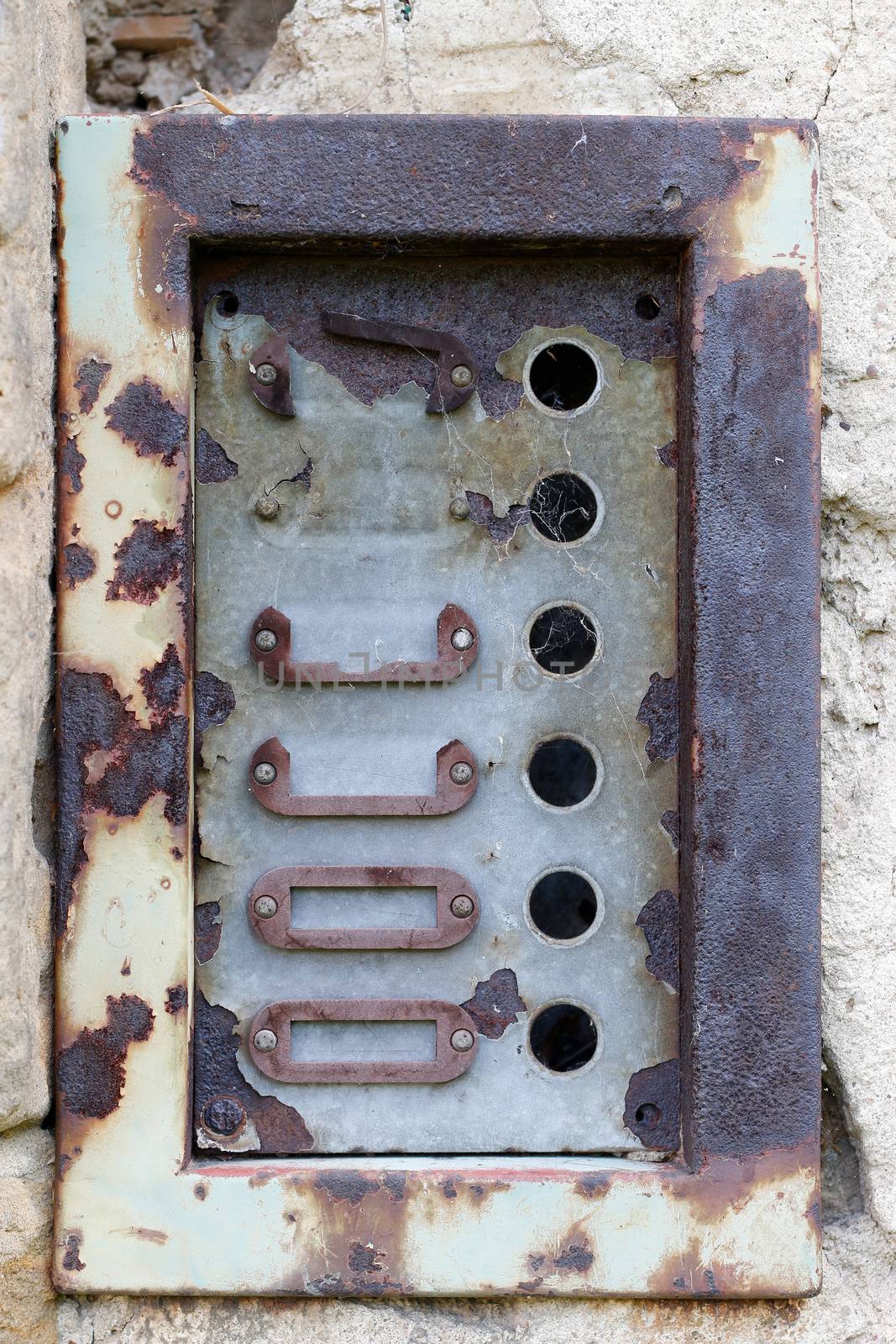 Detail of the old and damaged doorbells