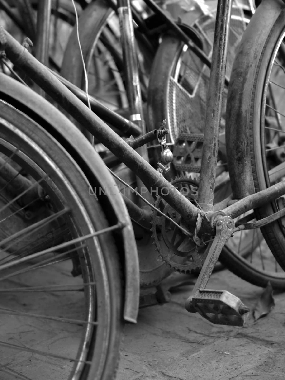 BLACK AND WHITE PHOTO OF ABSTRACT SHOT OF OLD RUSTY BICYCLE PARTS