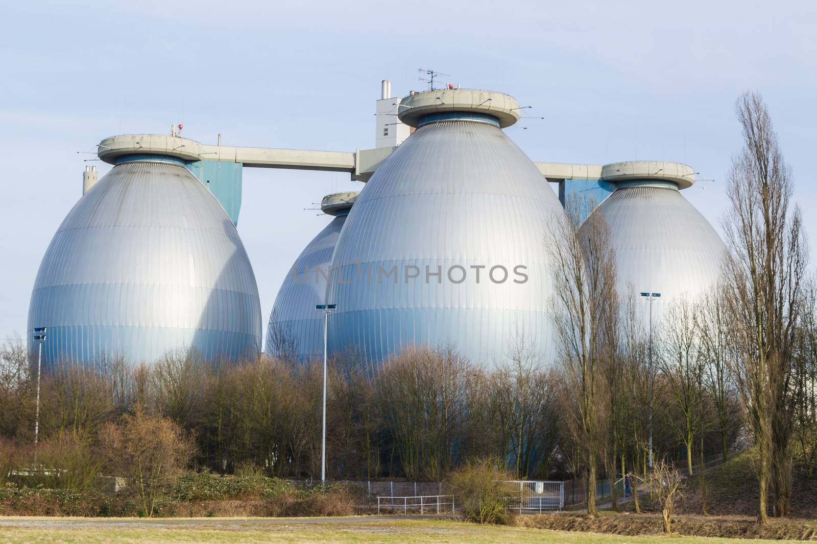 Storage and production of biogas; Silos, digesters and drying towers.