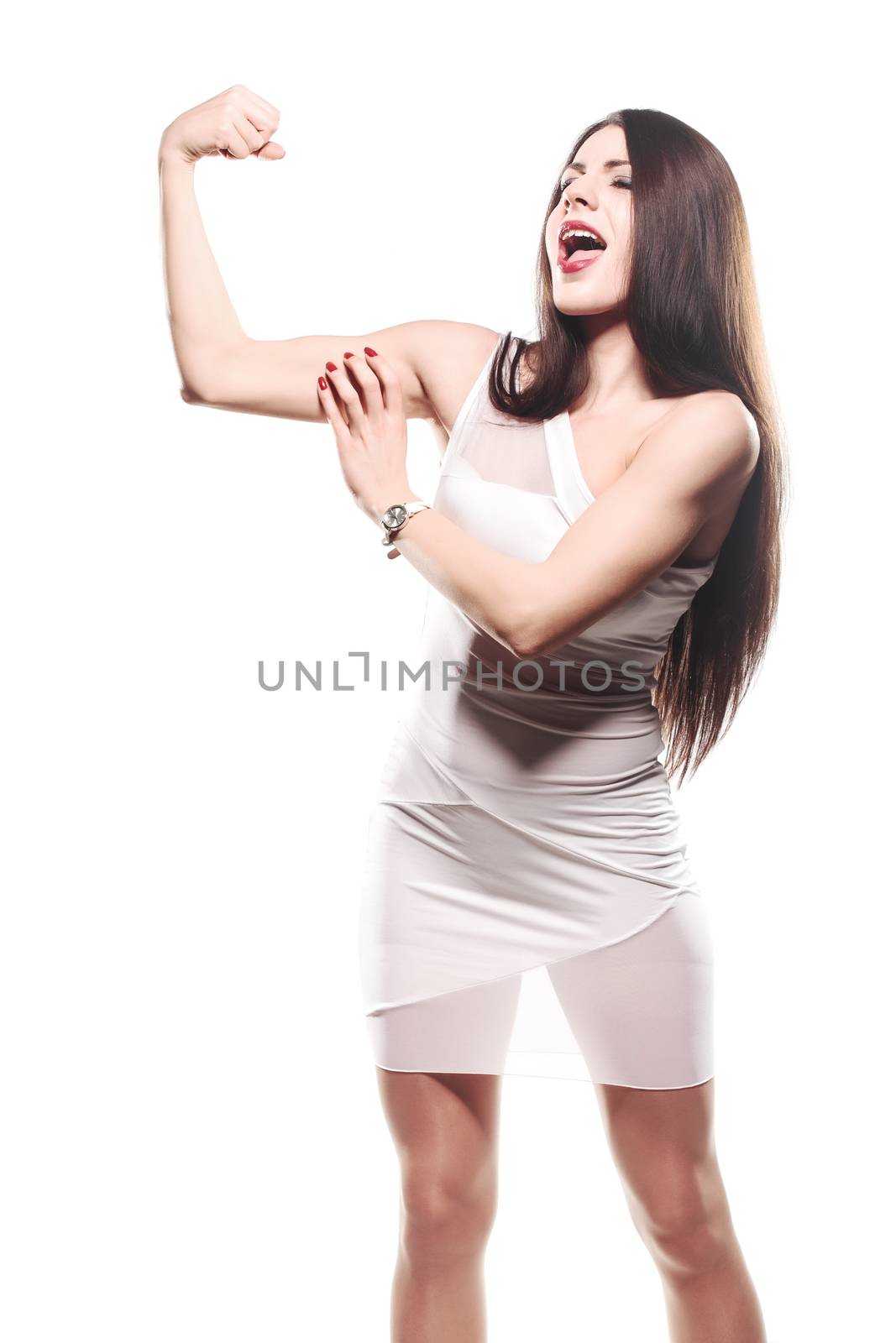 girl showing muscles by kokimk