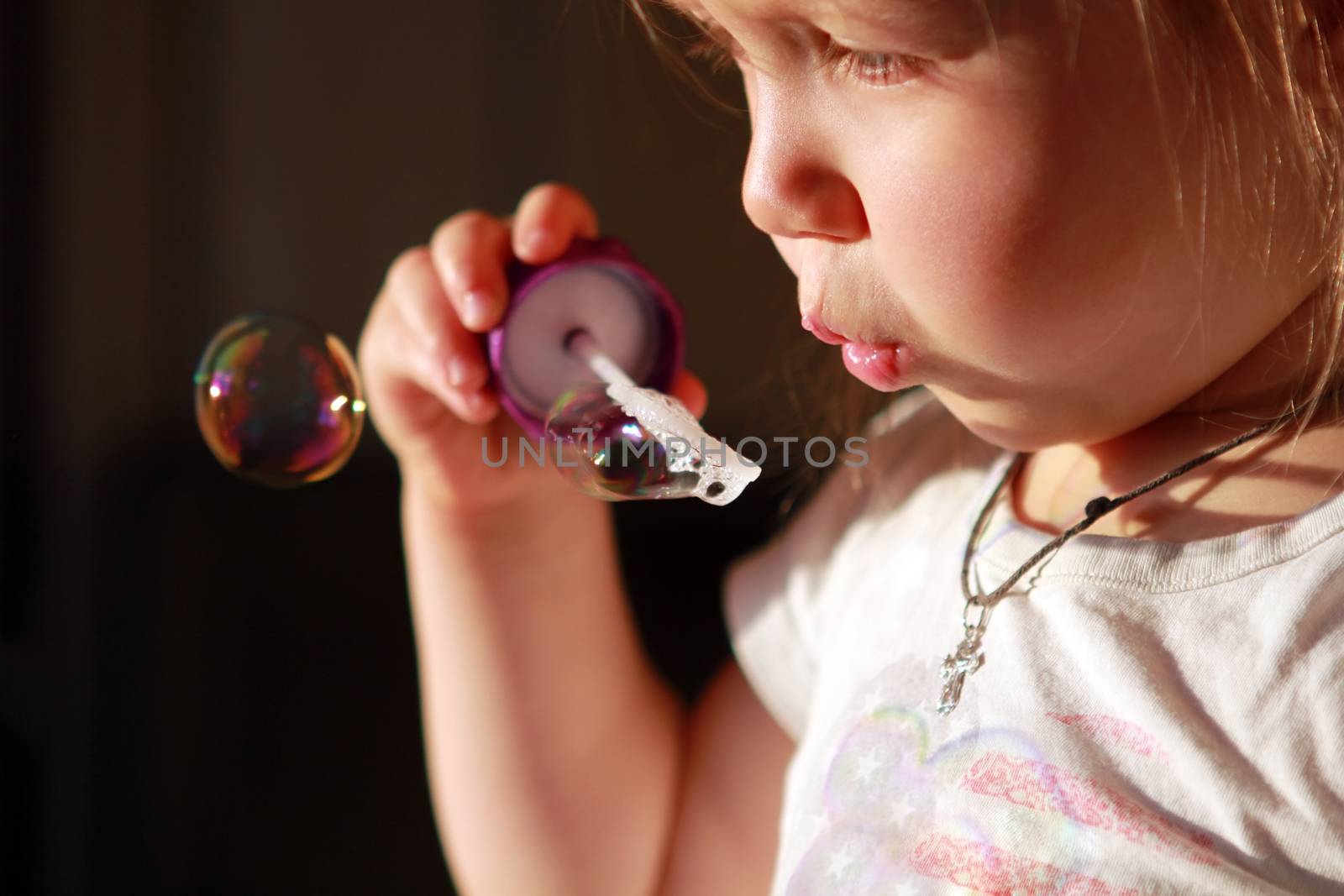 Little cheerful inflates soap bubbles