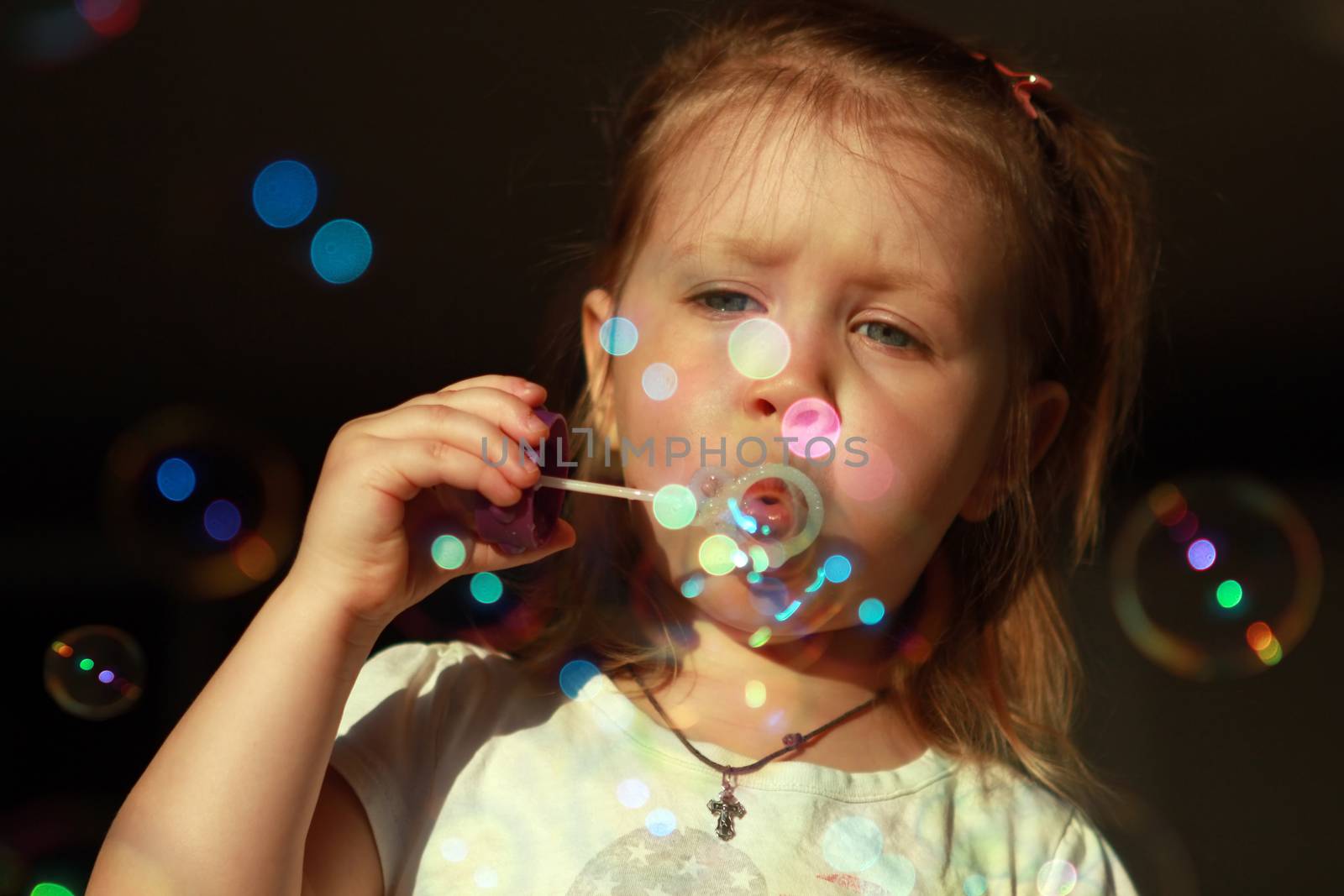 Little cheerful inflates soap bubbles