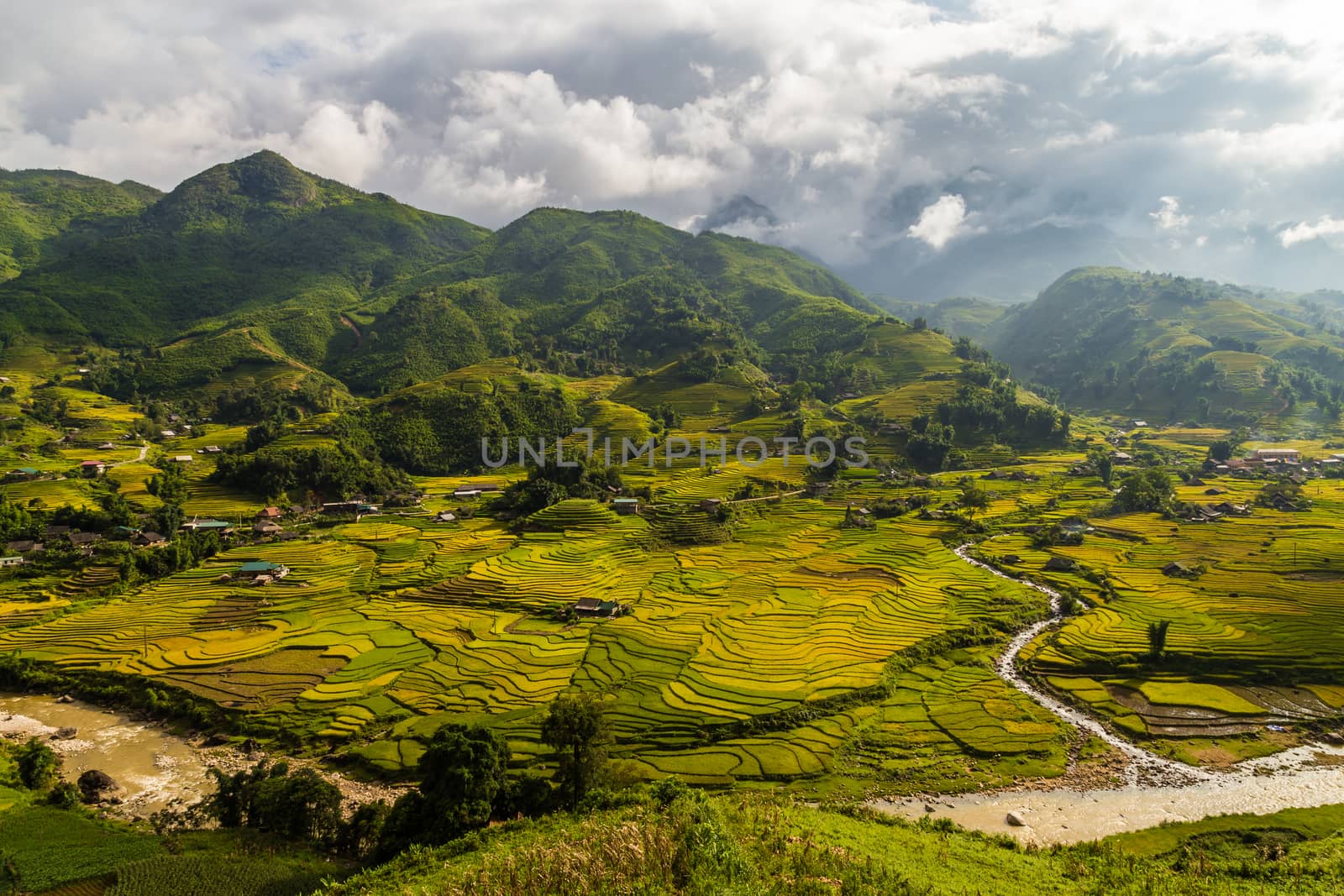 Sapa valley with the mountians in the background