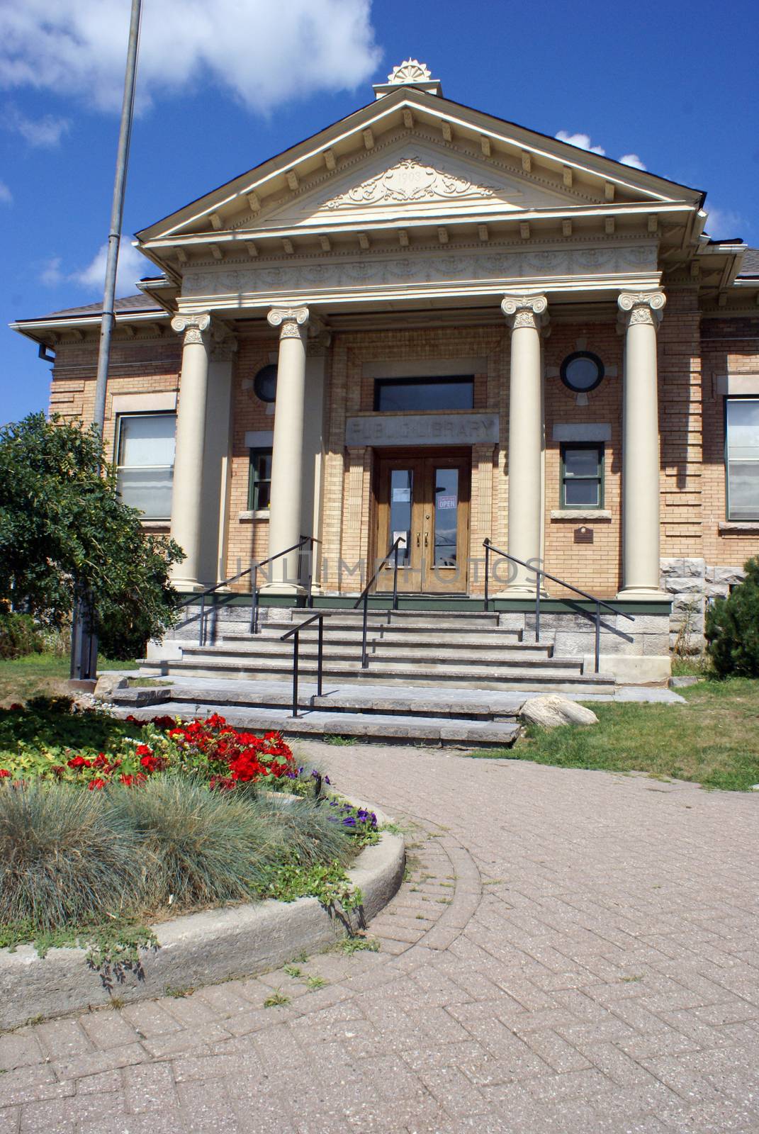 A nice vertical view of a public library during a bright sunny Summers day.