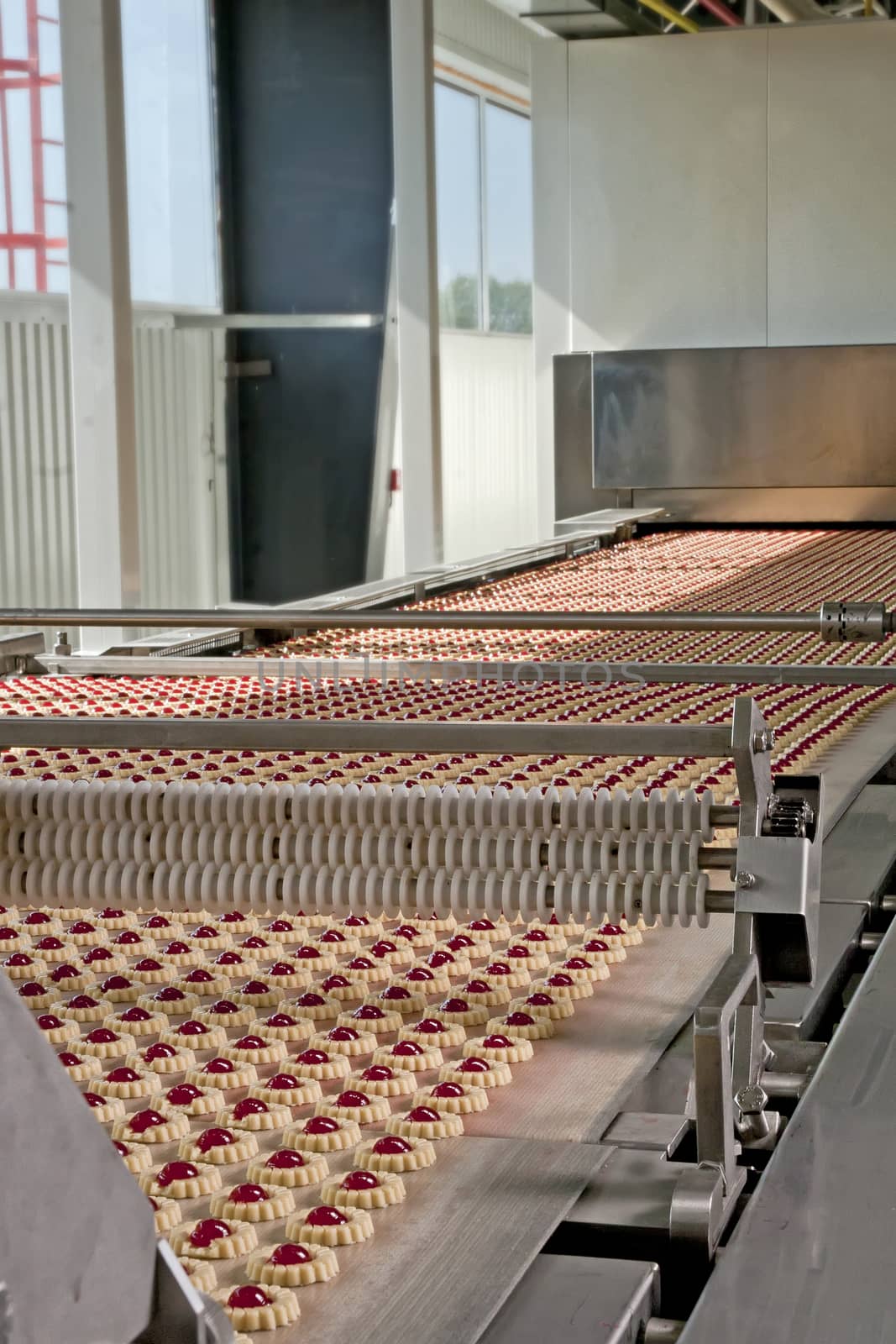 Production of cookies on conveyor