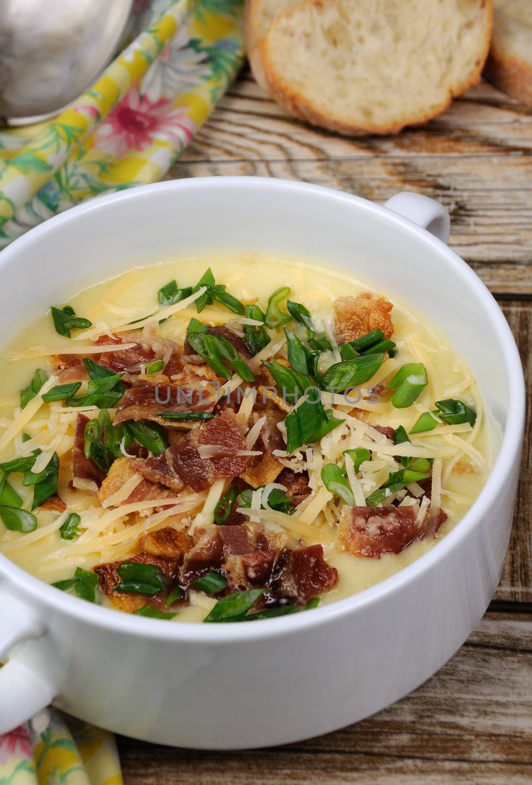 Creamy Loaded Baked Potato Soup with Bacon and Cheese,green onions