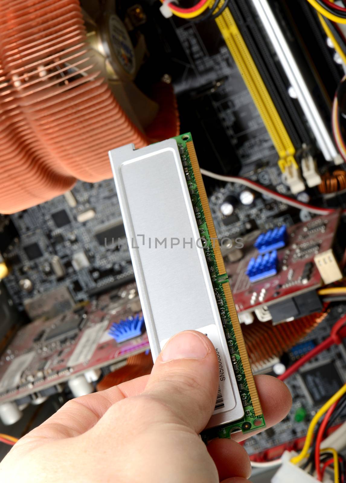 Hand installing ram memory by hyrons