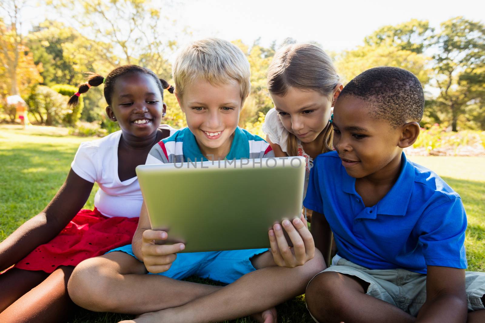 Kids using technology during a sunny day by Wavebreakmedia