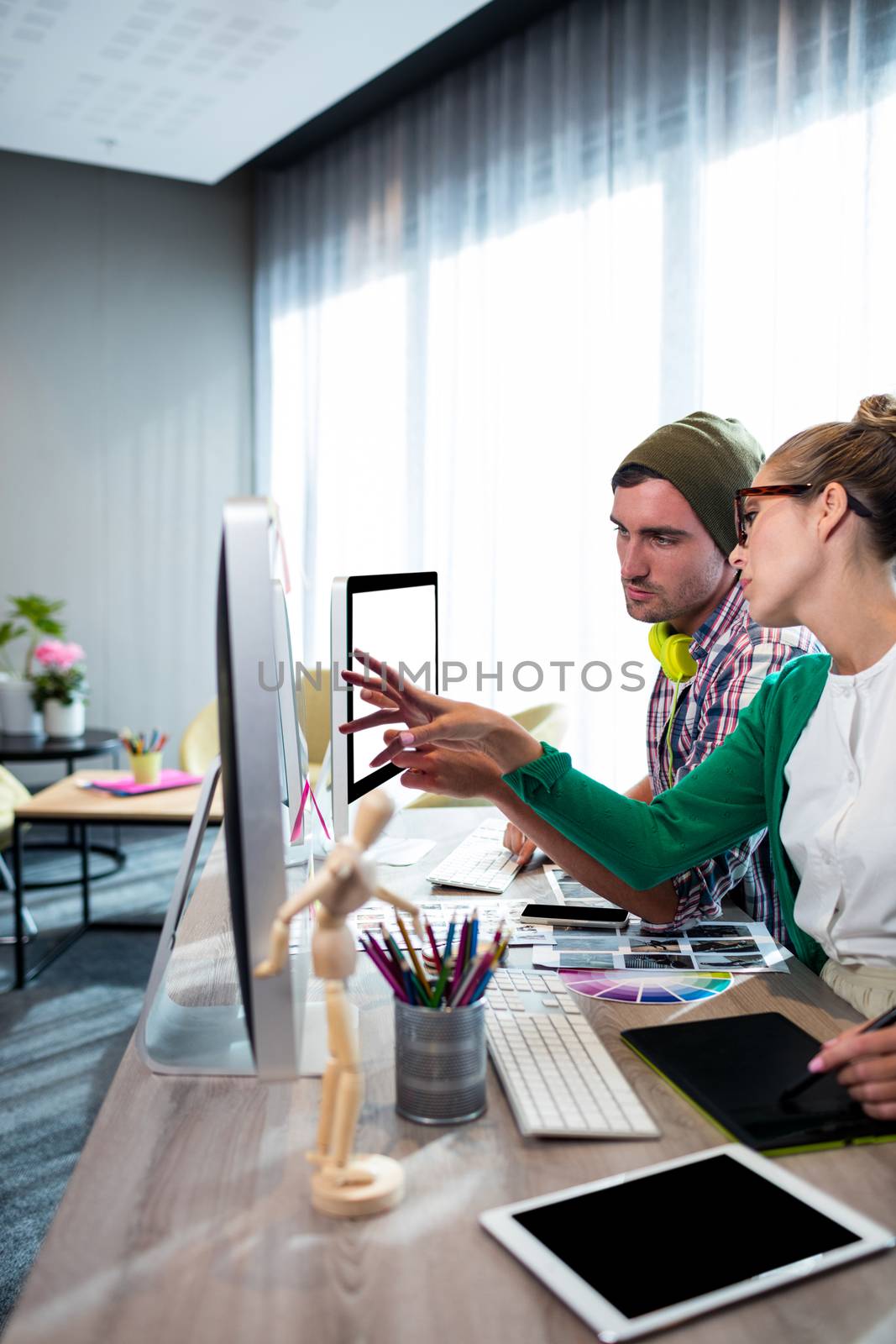 Casual colleagues using technology by Wavebreakmedia