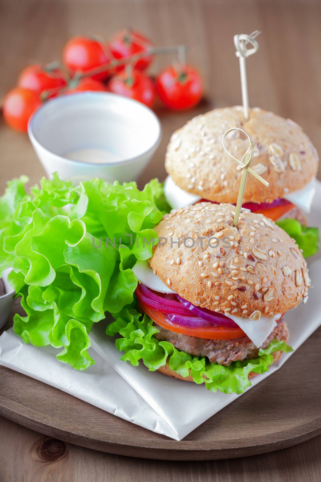 Cheeseburger with salad, onion, tomato and fresh bread
