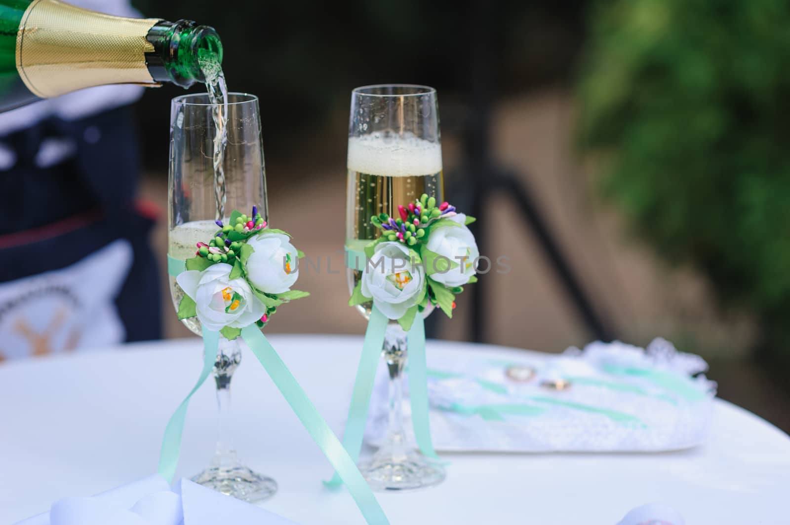 two wedding glass pour champagne decorated with flowers by timonko