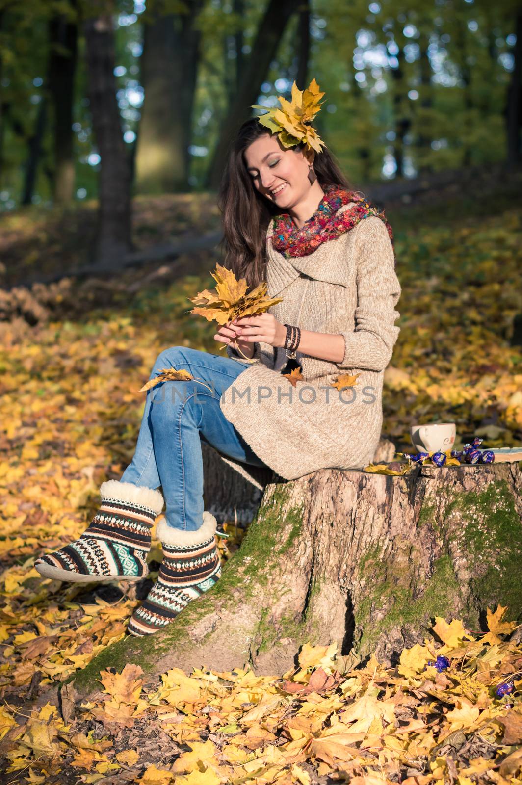 girl in autumn Park with leaves in the hands