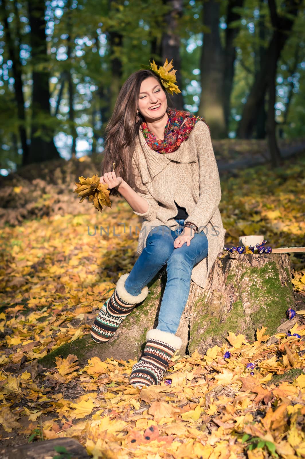 girl in autumn Park with leaves in the hands