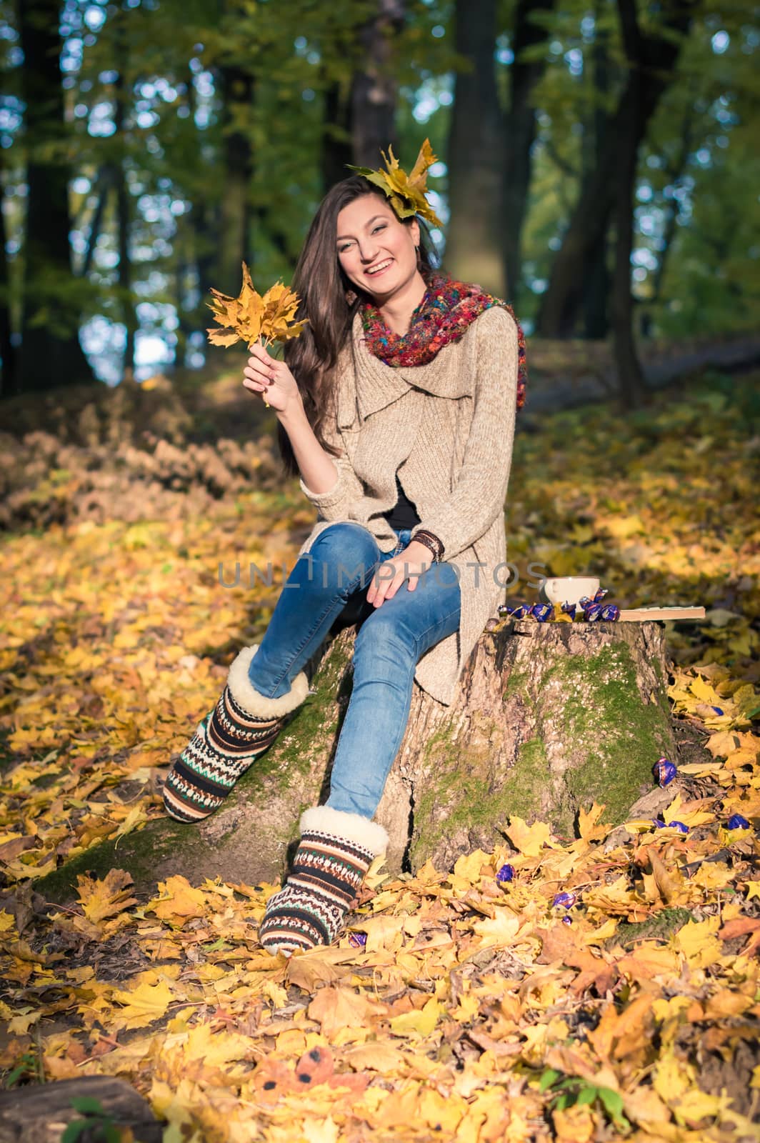 girl in autumn Park with leaves in the hands