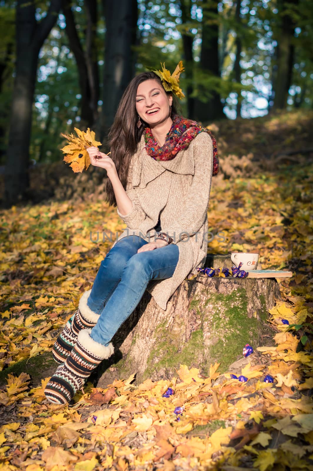 girl in autumn Park with leaves in the hands