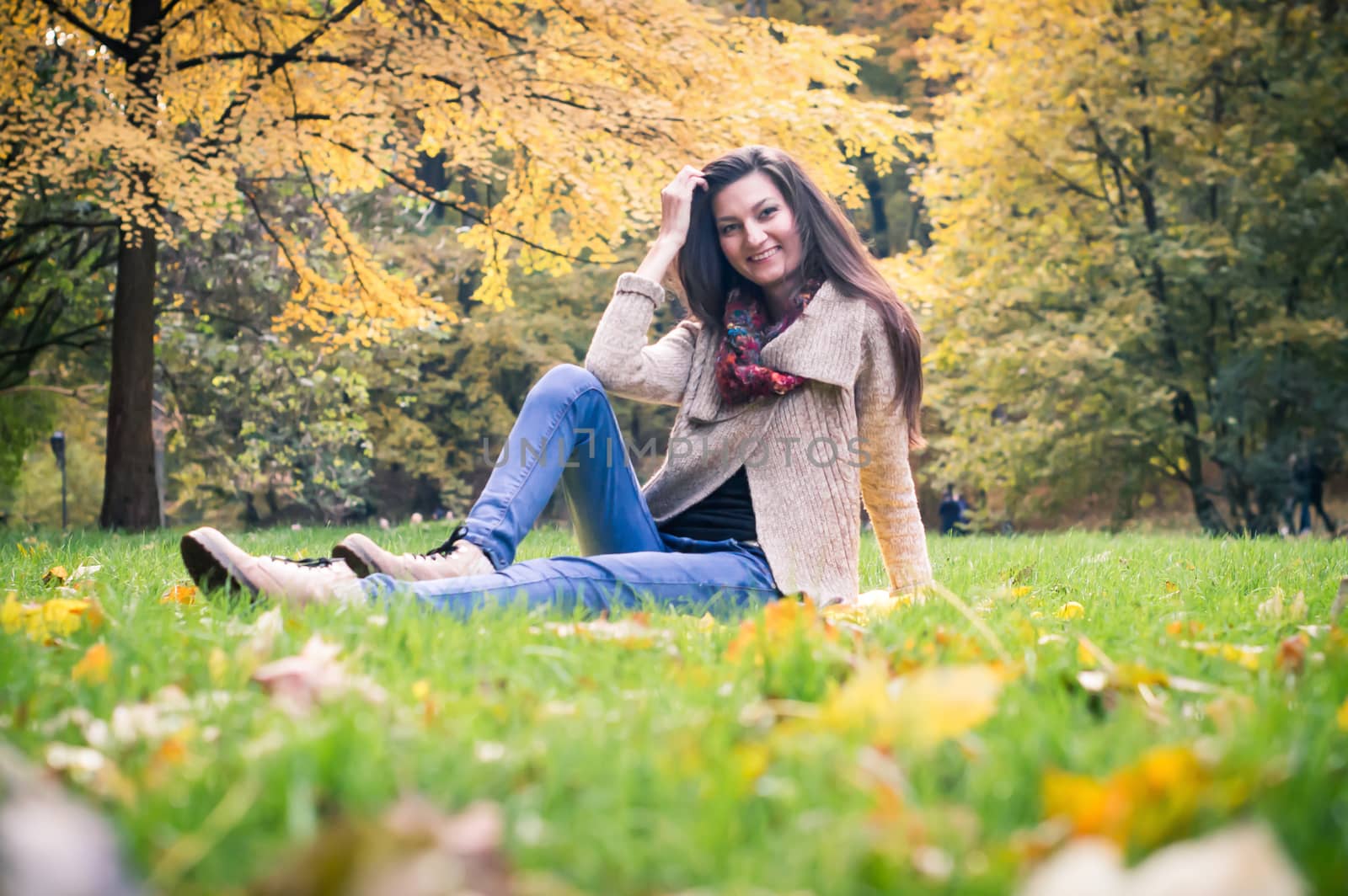 girl sitting on the grass in the autumn Park