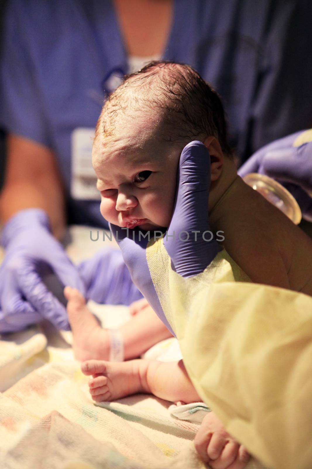 The first minutes of life of the newborn girl