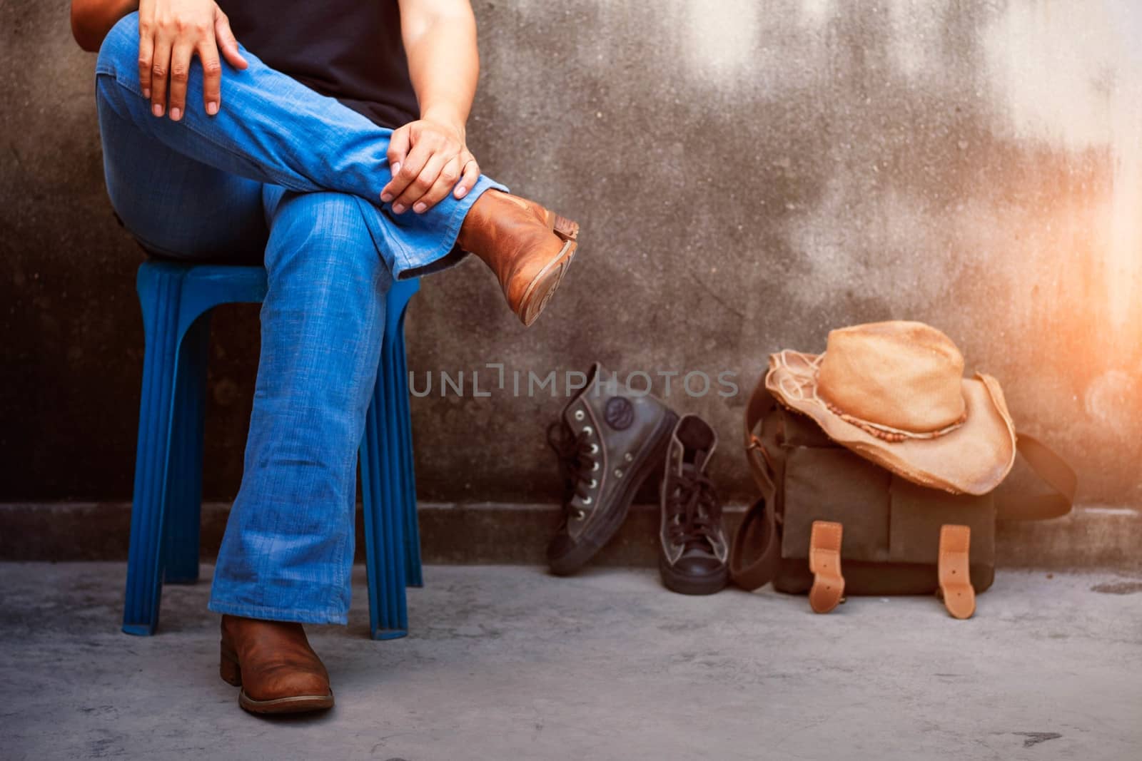 Woman with fashionable jeans and a backpack.