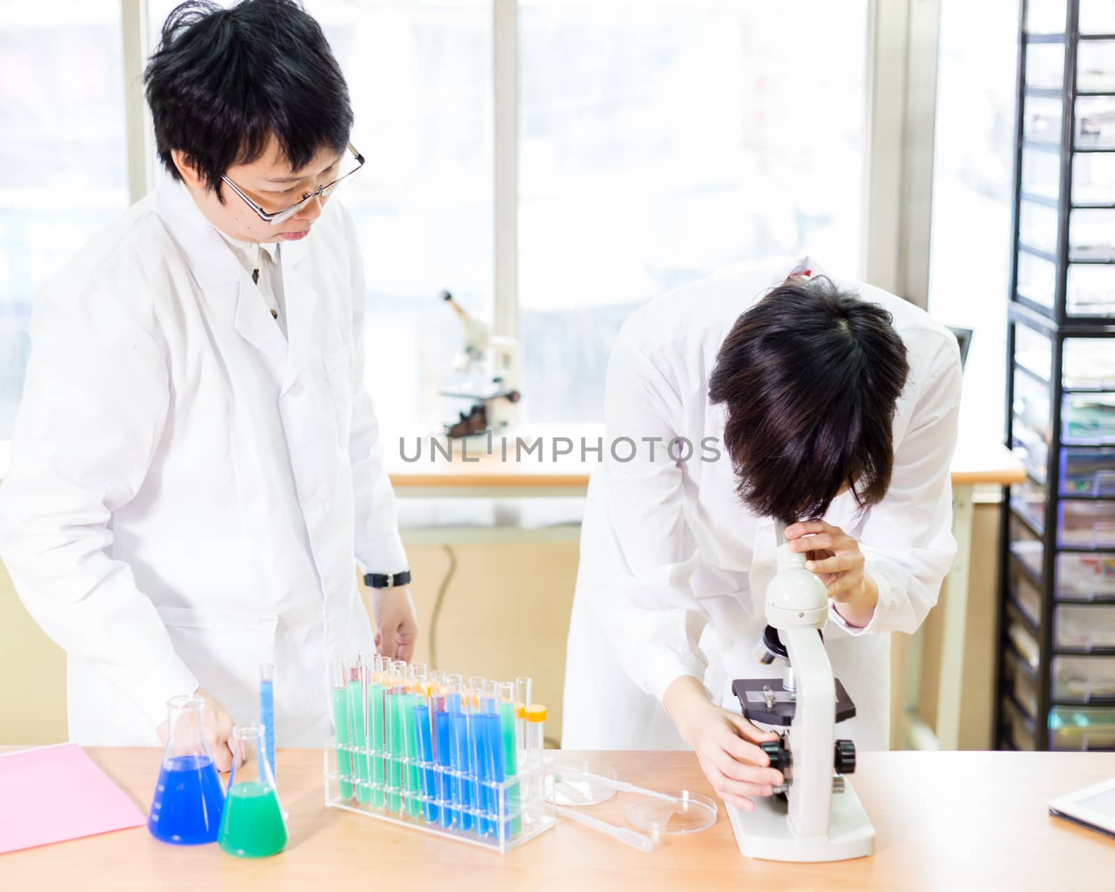 Female Chinese scientists in a laboratory