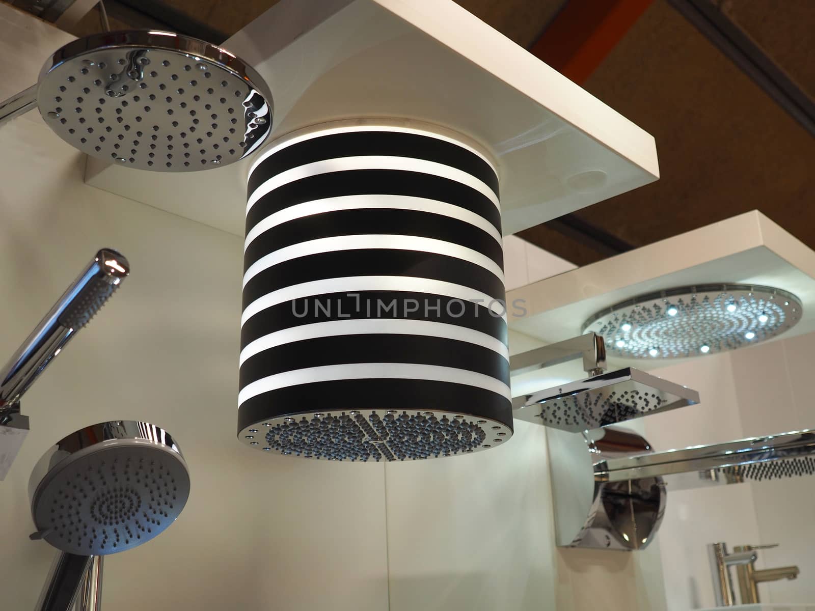 Display of modern shower heads by Ronyzmbow