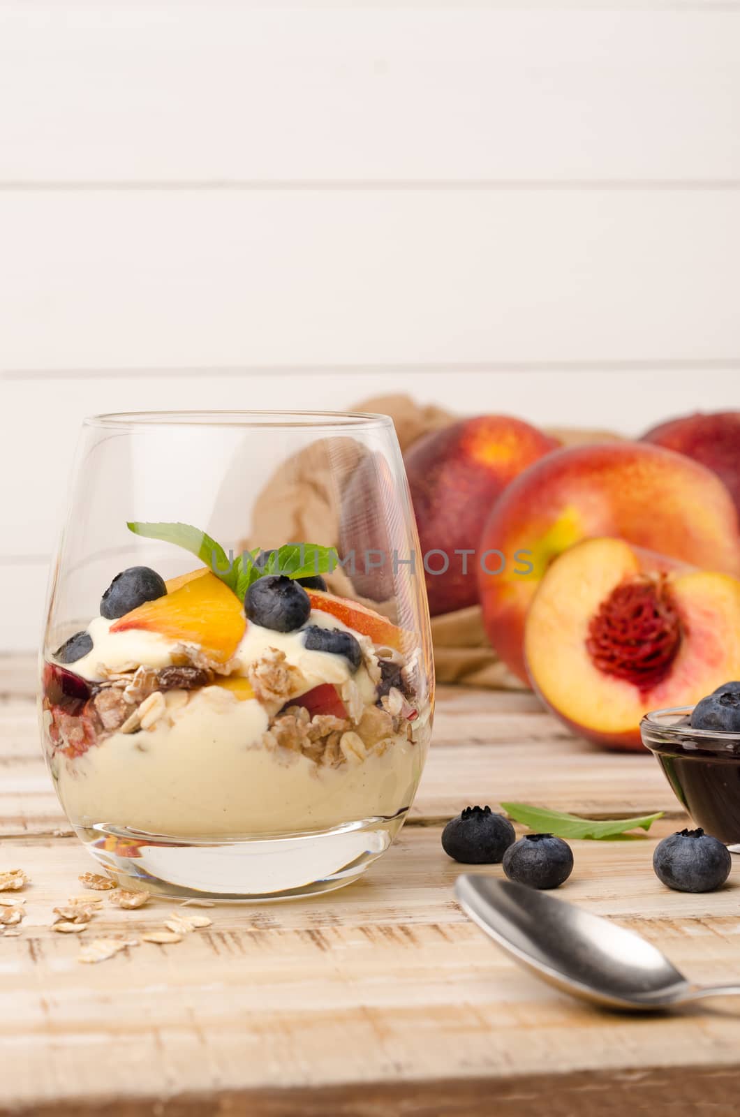 Granola with peaches, yogurt and blueberries by AnaMarques