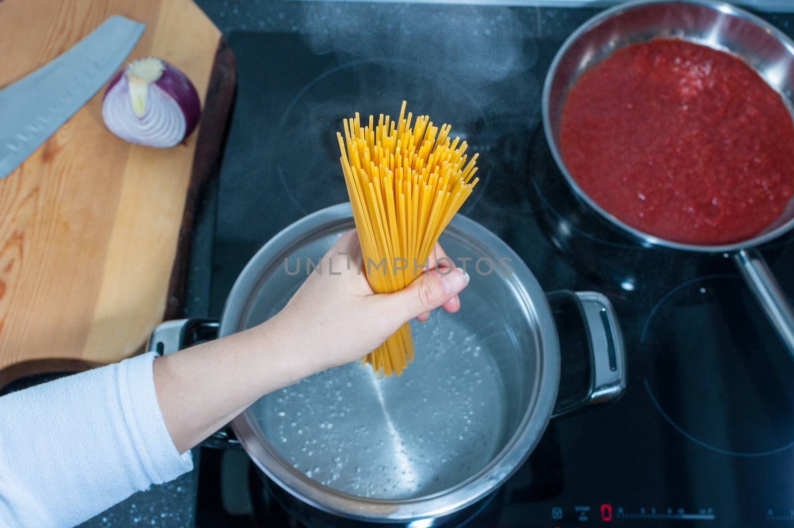 Spaghetti cooking by easyclickshop