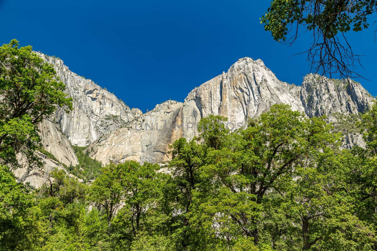 Yosemite Point (6,939 ft.), a mountain cliff, stands to the right of Yosemite Falls and provides unobstructed views of the Yosemite Valley area.