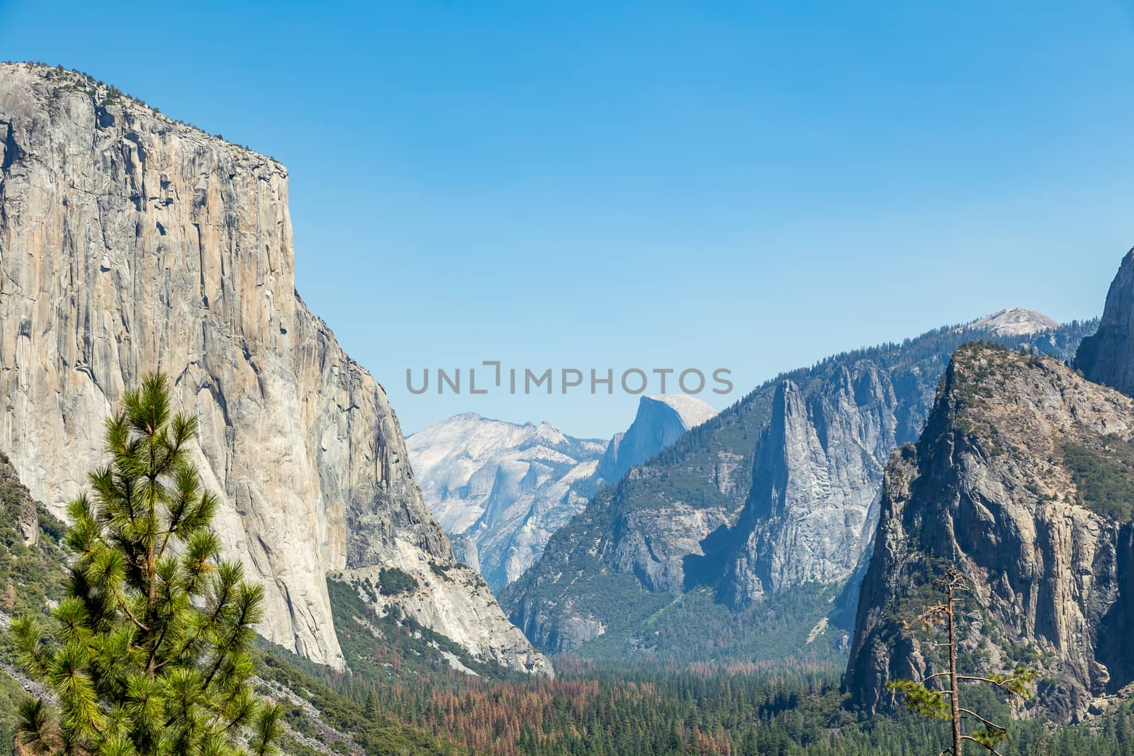 Tunnel View Yosemite by adifferentbrian