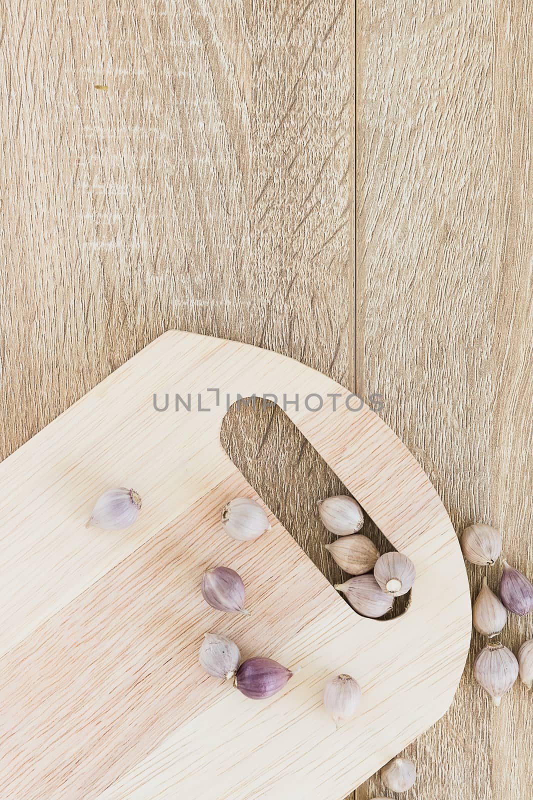 Top view Garlic on wood chopping board by stoonn