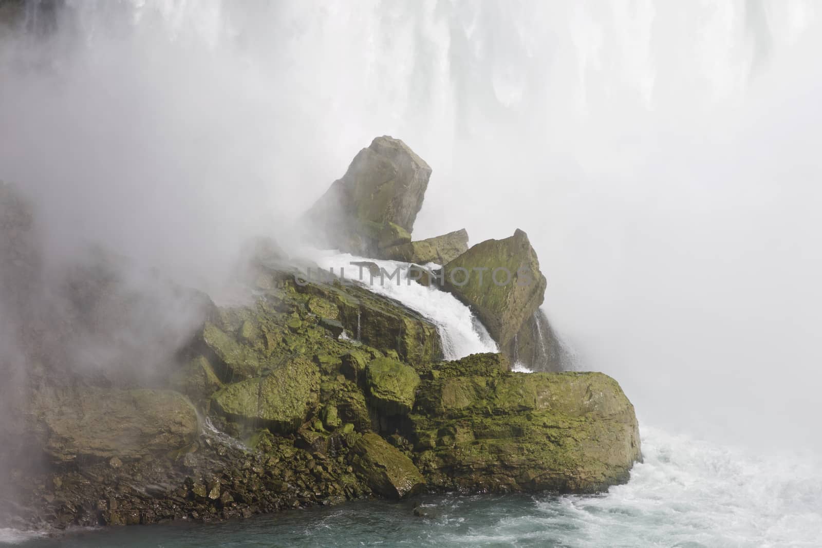 Beautiful photo of the amazing Niagara falls and the rocks by teo