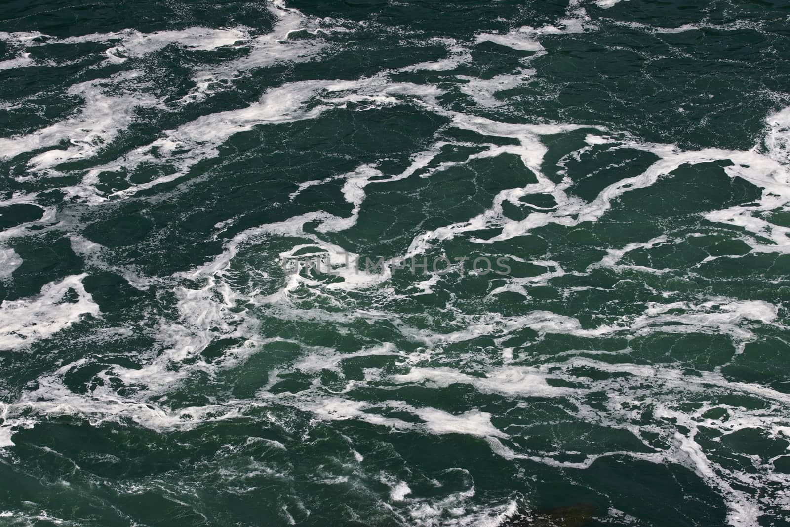 Beautiful photo of the water near amazing Niagara falls
