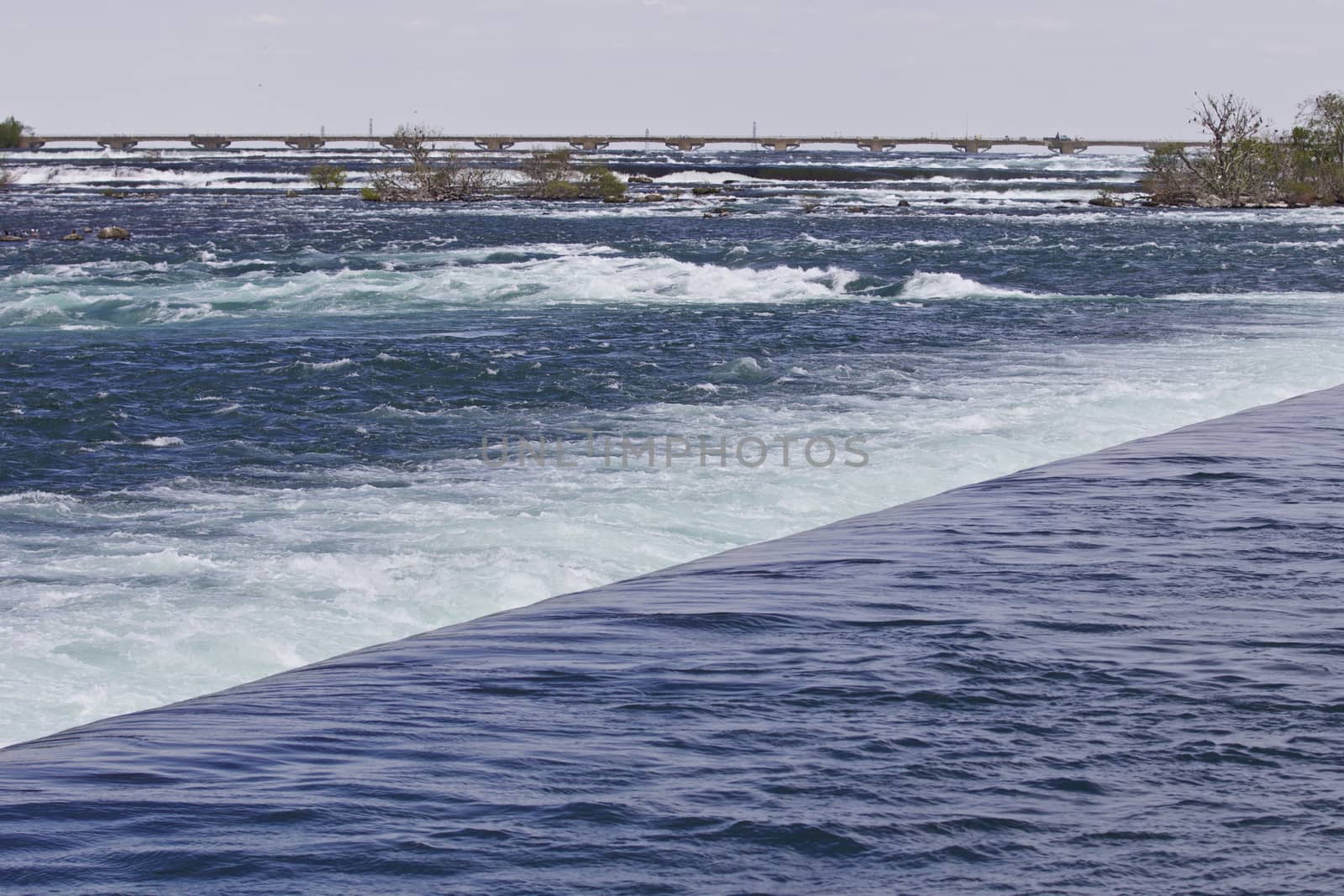 Beautiful photo of the river right before the amazing Niagara falls