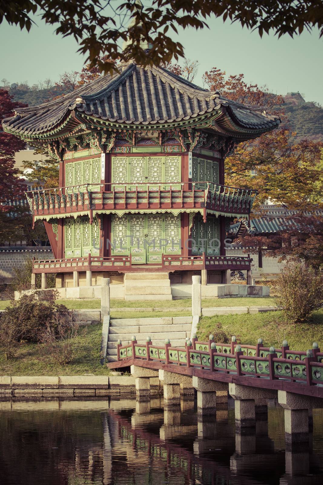 Autumn at Gyeongbokgung Palace in Seoul,Korea. by mariusz_prusaczyk