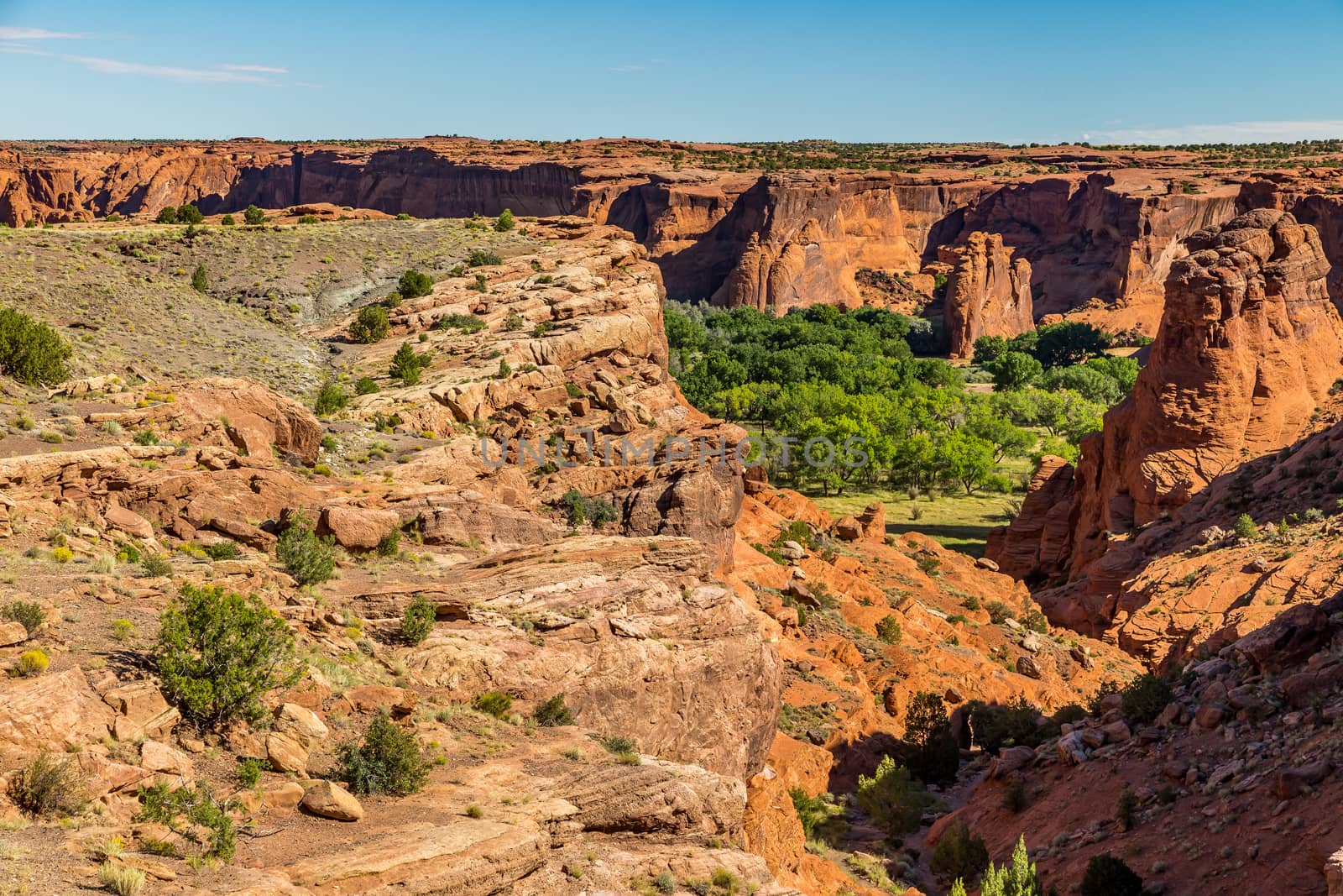 The Canyon de Chelly National Monument consists of many well-preserved Anasazi ruins and spectacular sheer red cliffs that rise up to 1000 feet.