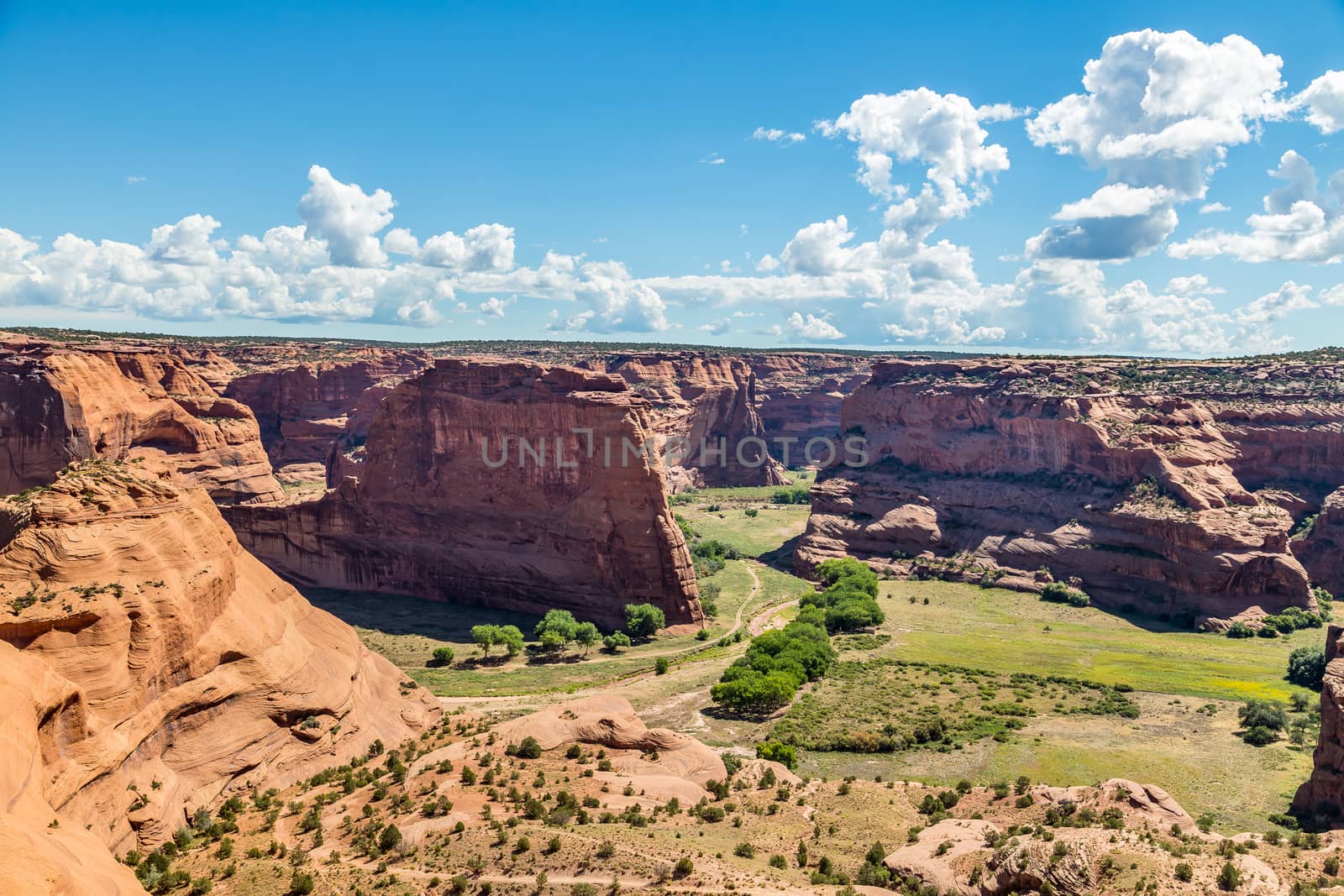 The Canyon de Chelly National Monument consists of many well-preserved Anasazi ruins and spectacular sheer red cliffs that rise up to 1000 feet.