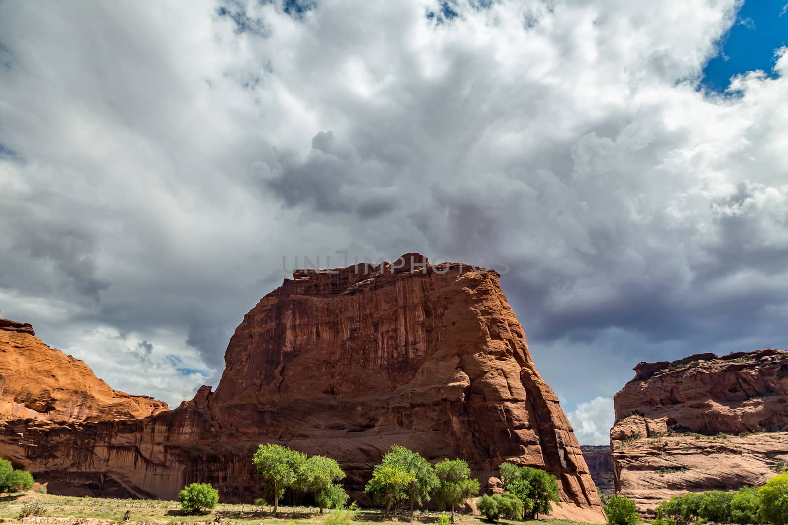 The Canyon de Chelly National Monument consists of many well-preserved Anasazi ruins and spectacular sheer red cliffs that rise up to 1000 feet.