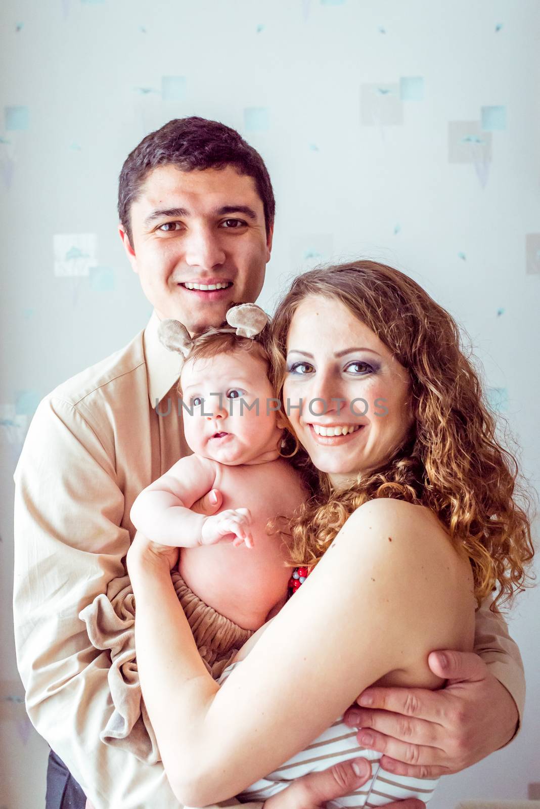 parents holding the baby by okskukuruza