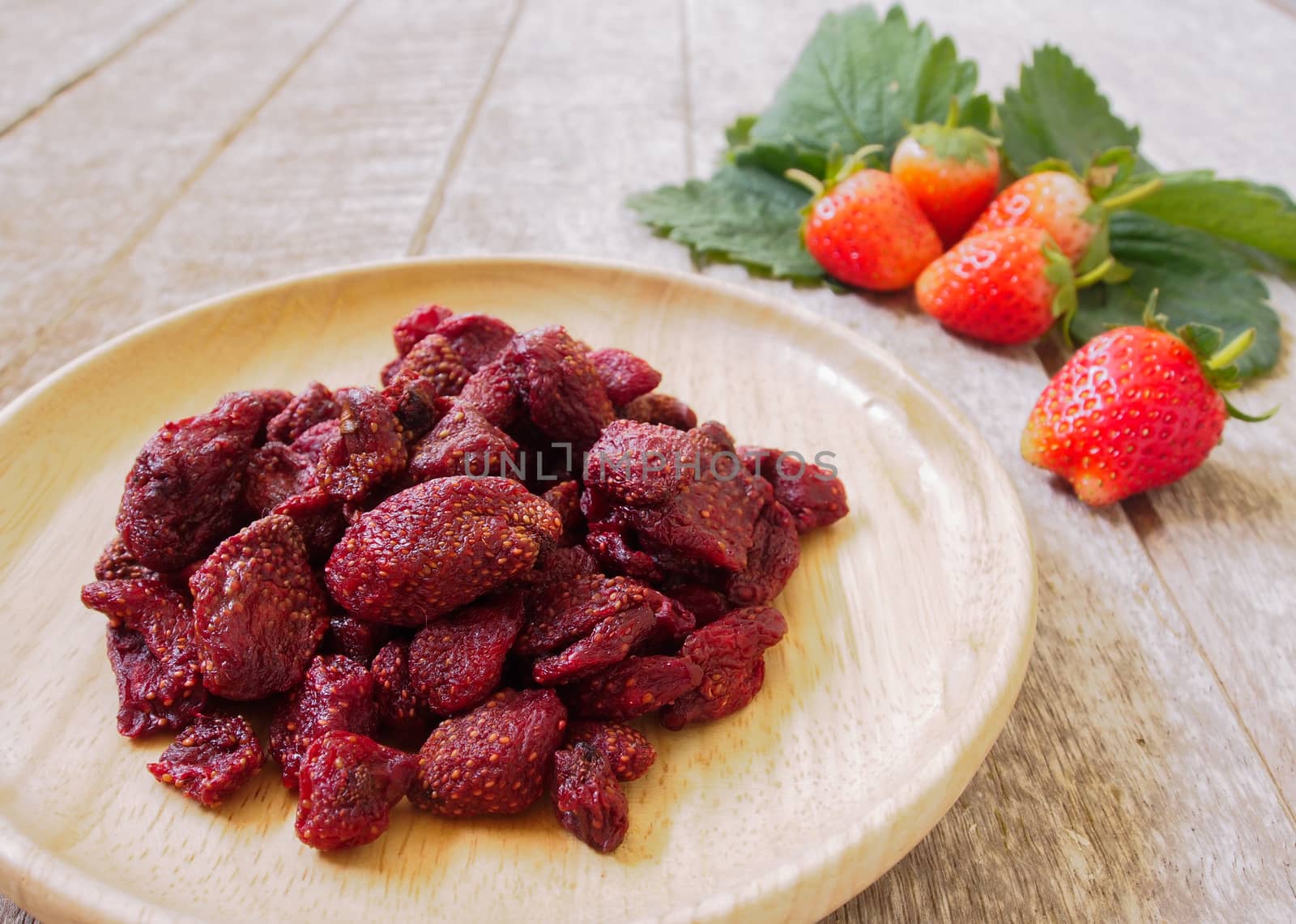 Strawberries, berries, dried Place the fruit in a bowl