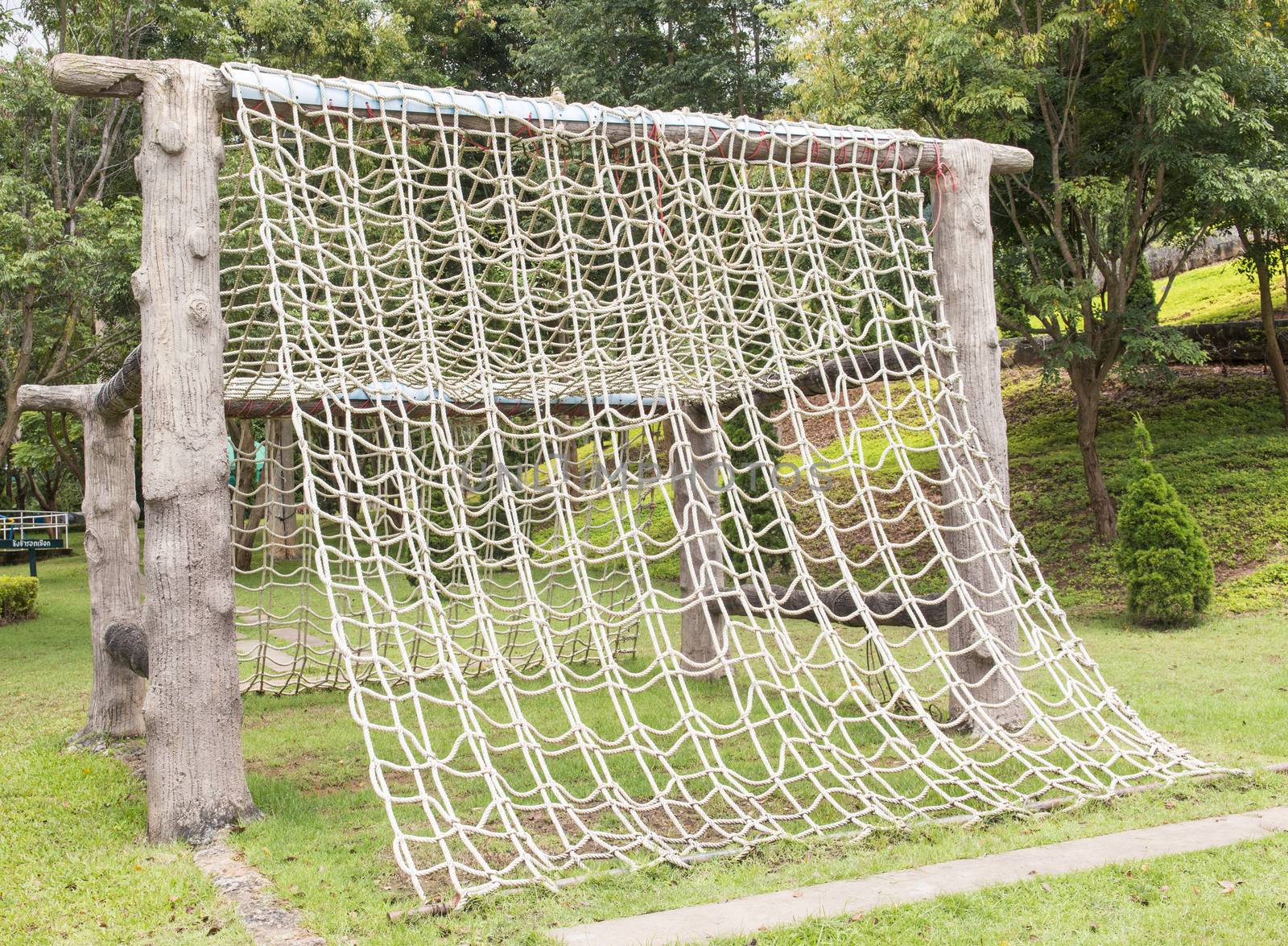 Netting for climbing with a thick rope.