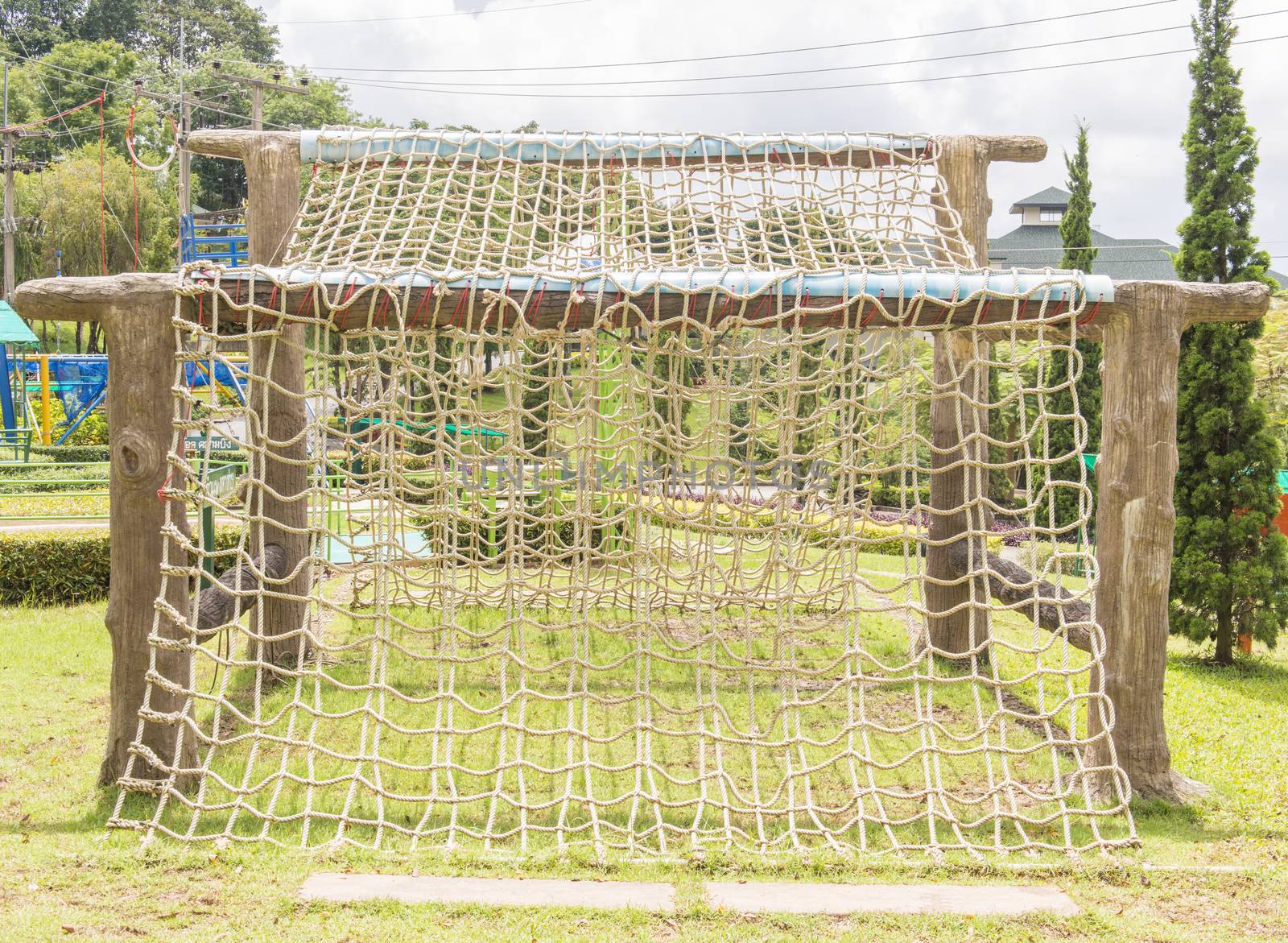 Netting for climbing with a thick rope.