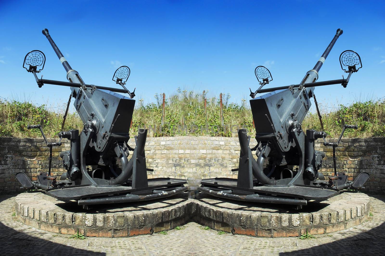 Two old anti-aircraft guns to defend against the Atlantic Wall in the Second World War