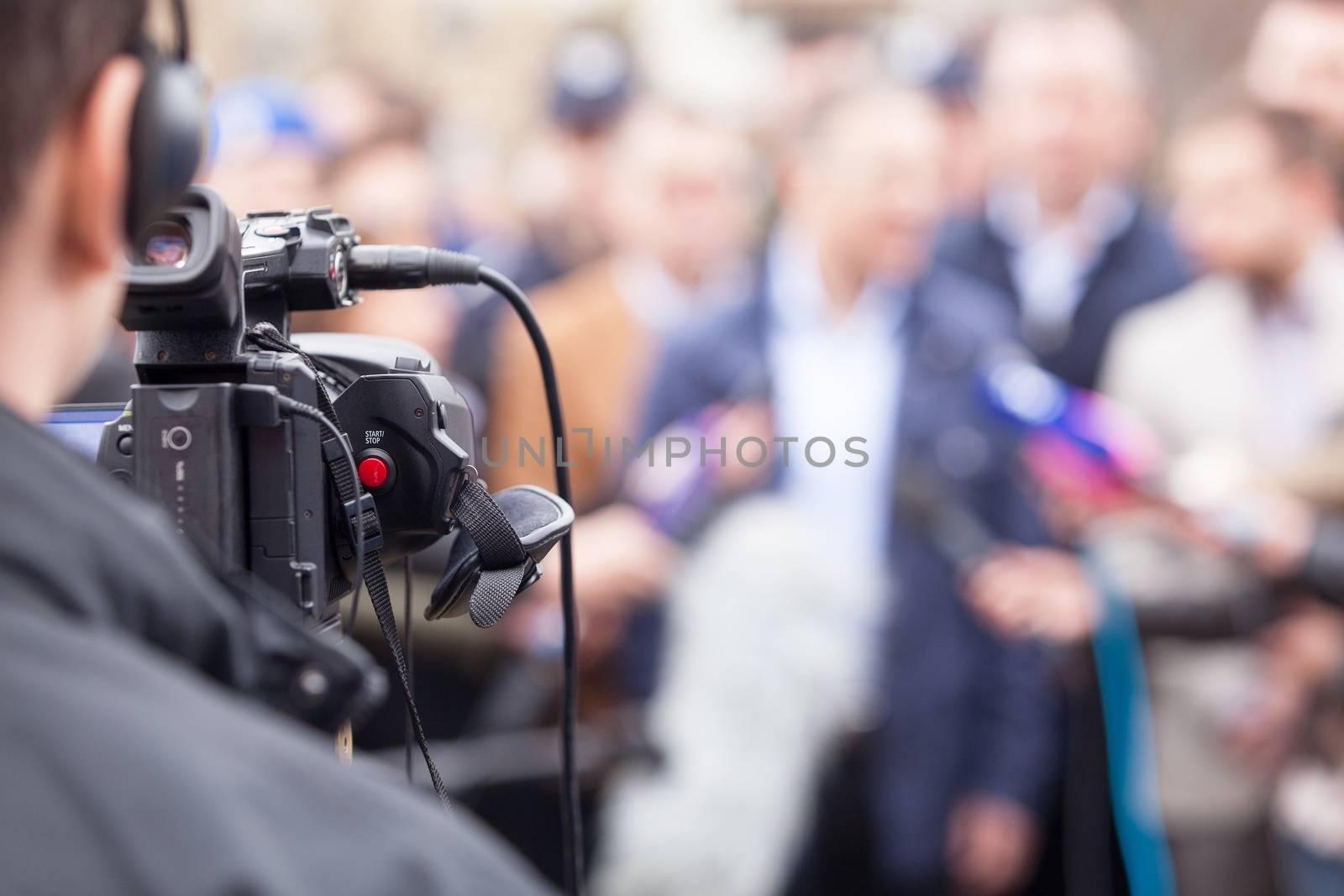 Shooting an event with a video camera. News conference.