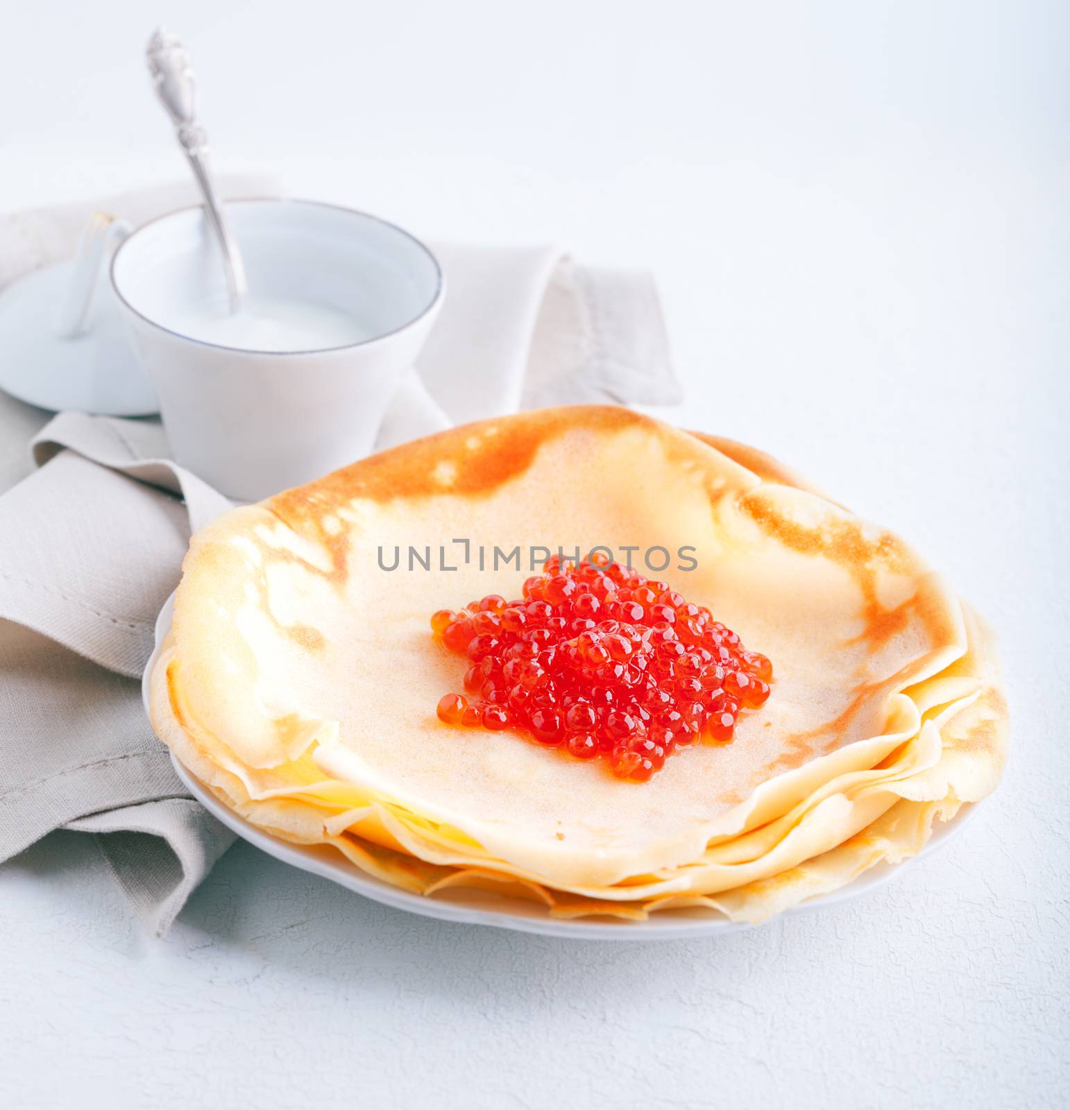 Crispy crepes with salmon caviar and butter cream.
Gluten free. Flour from rice.