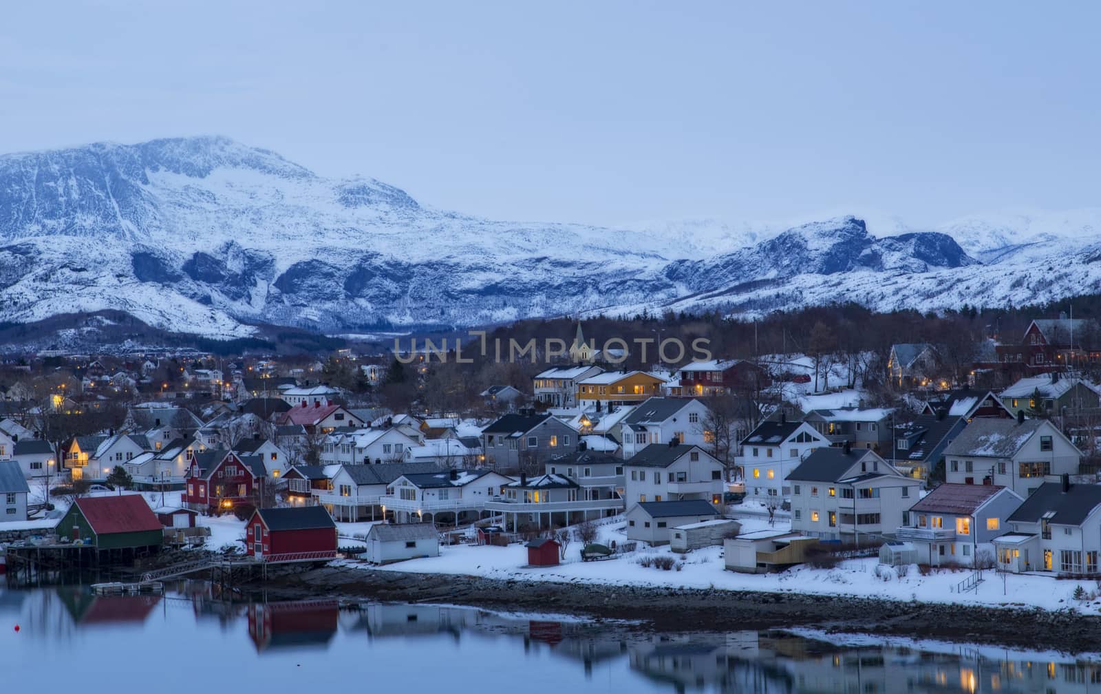 Utsikt fra Brønnøysund brua etter solnedgang