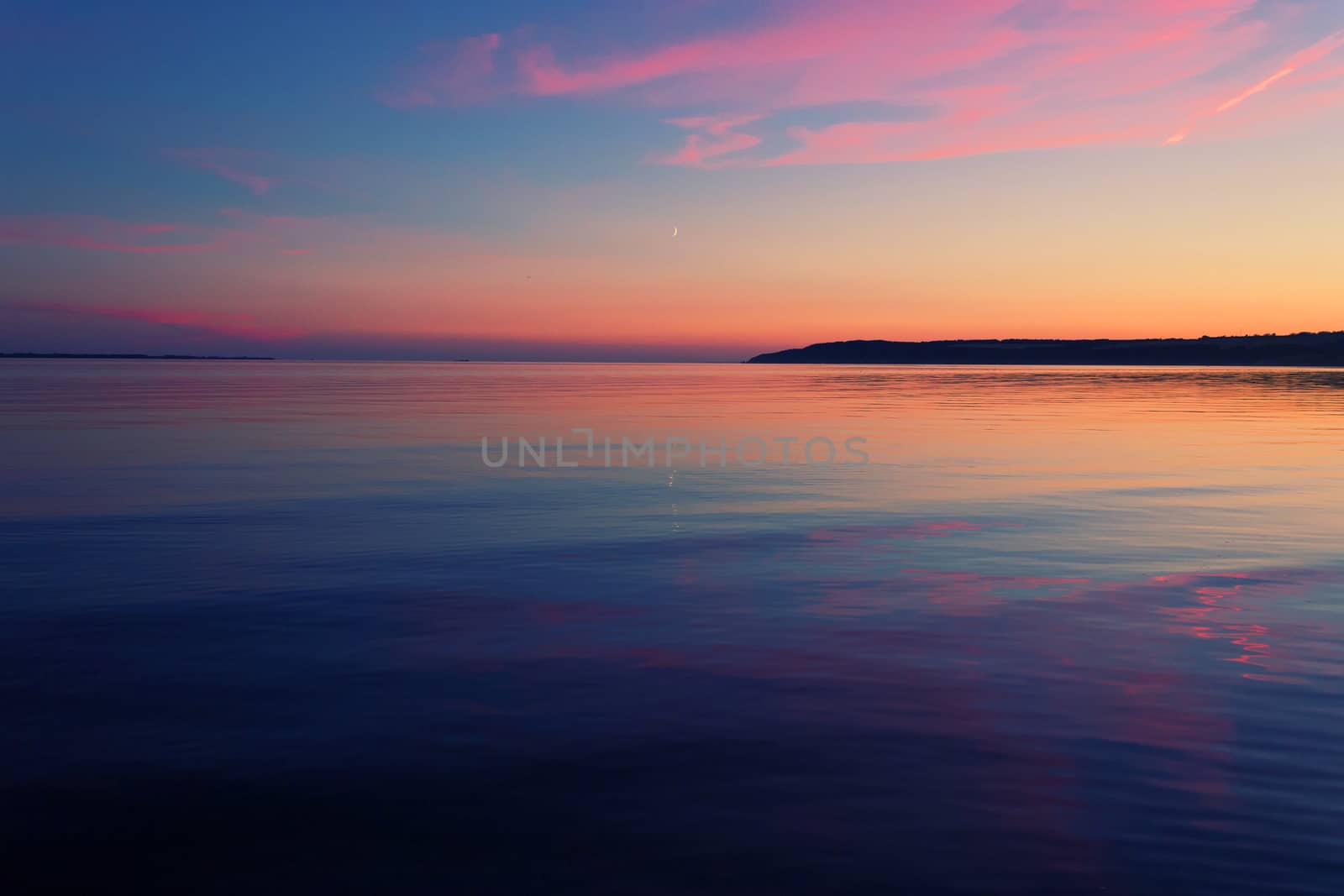 Scenic sunset over ocean beach by liwei12