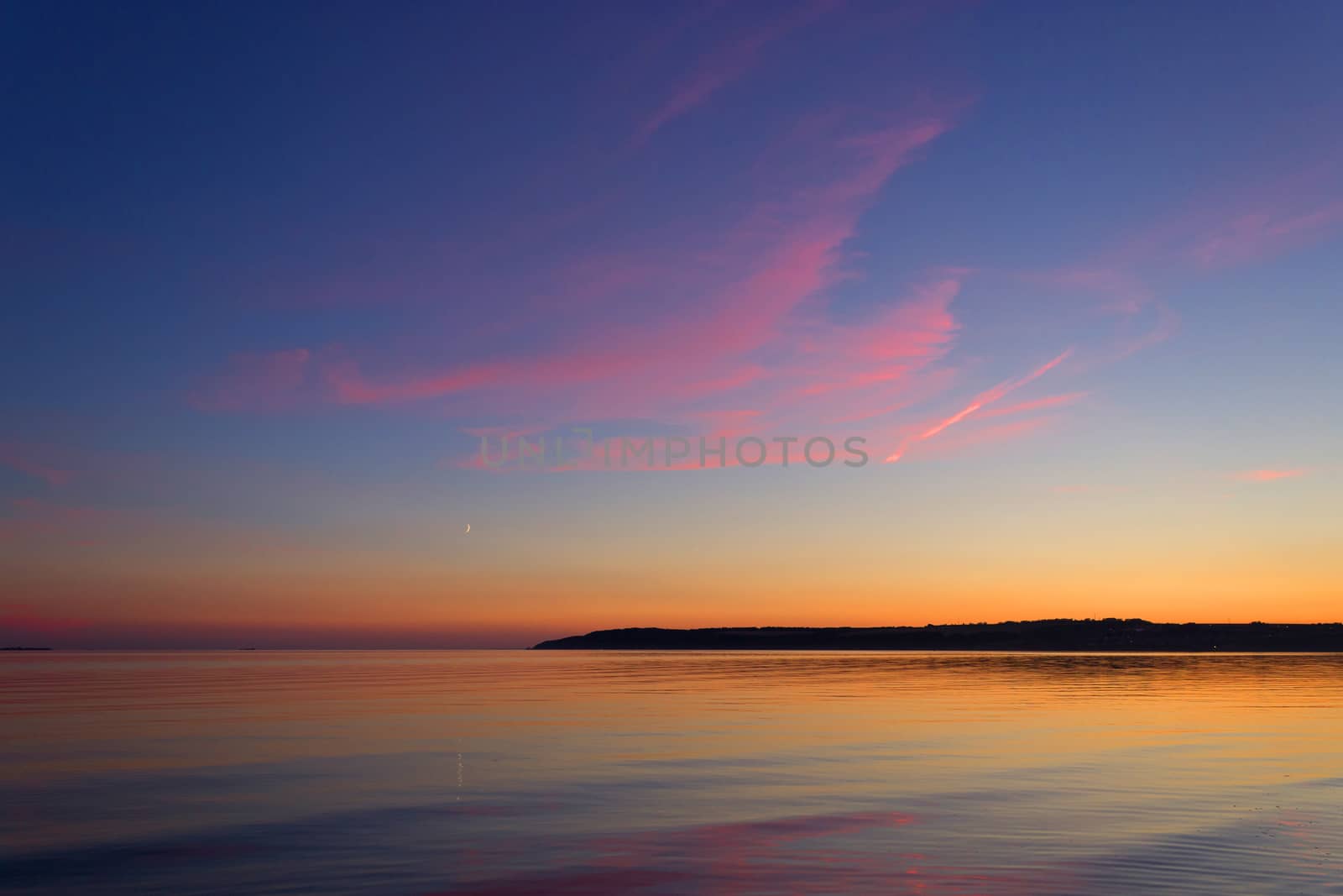 Scenic sunset over ocean beach by liwei12