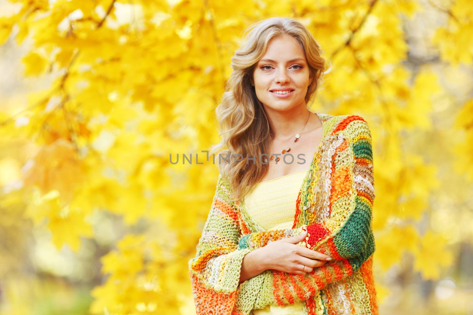 Young beautiful woman posing in autumn park