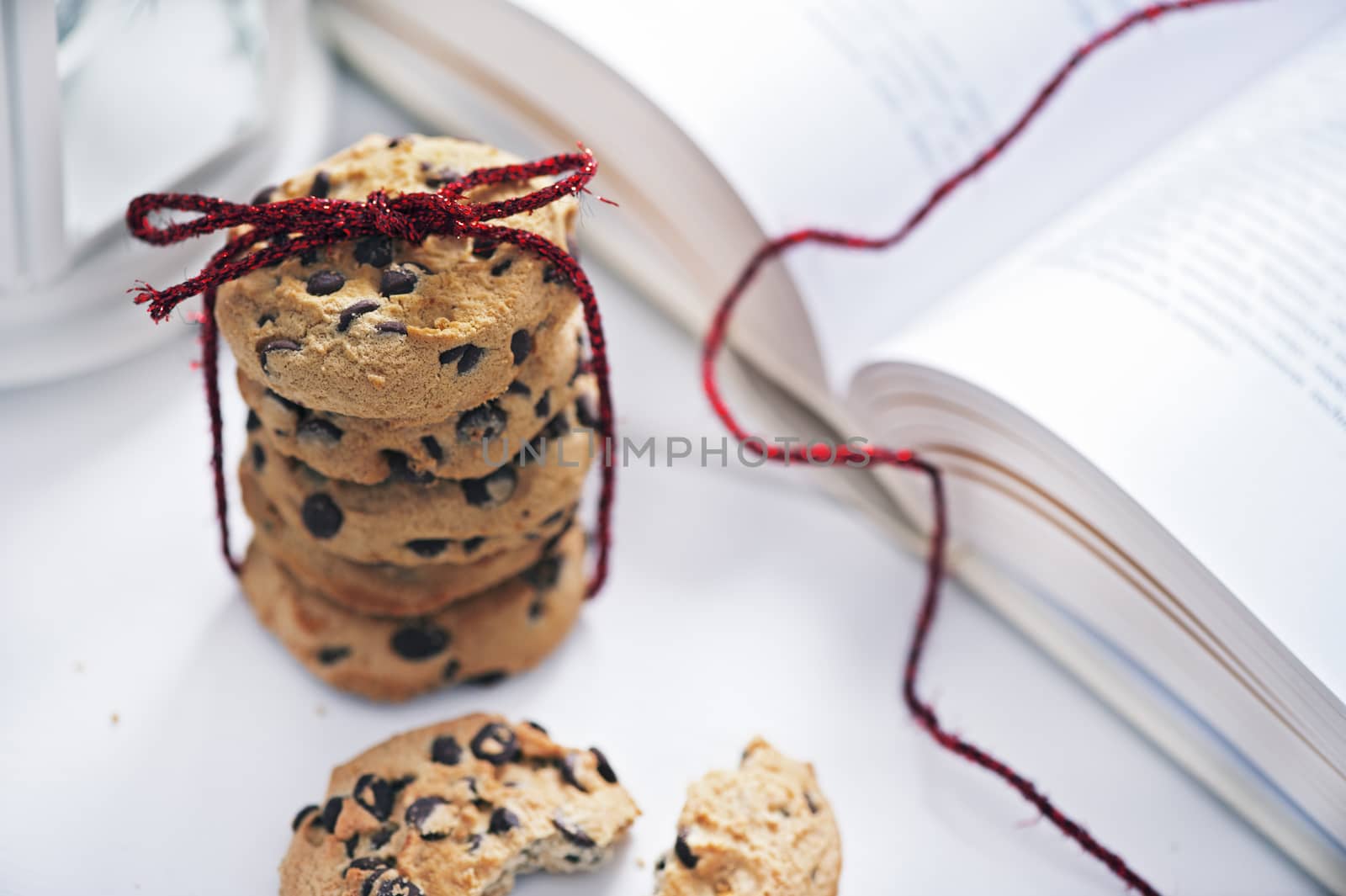 American cookies with chocolate next to the book by Michalowski